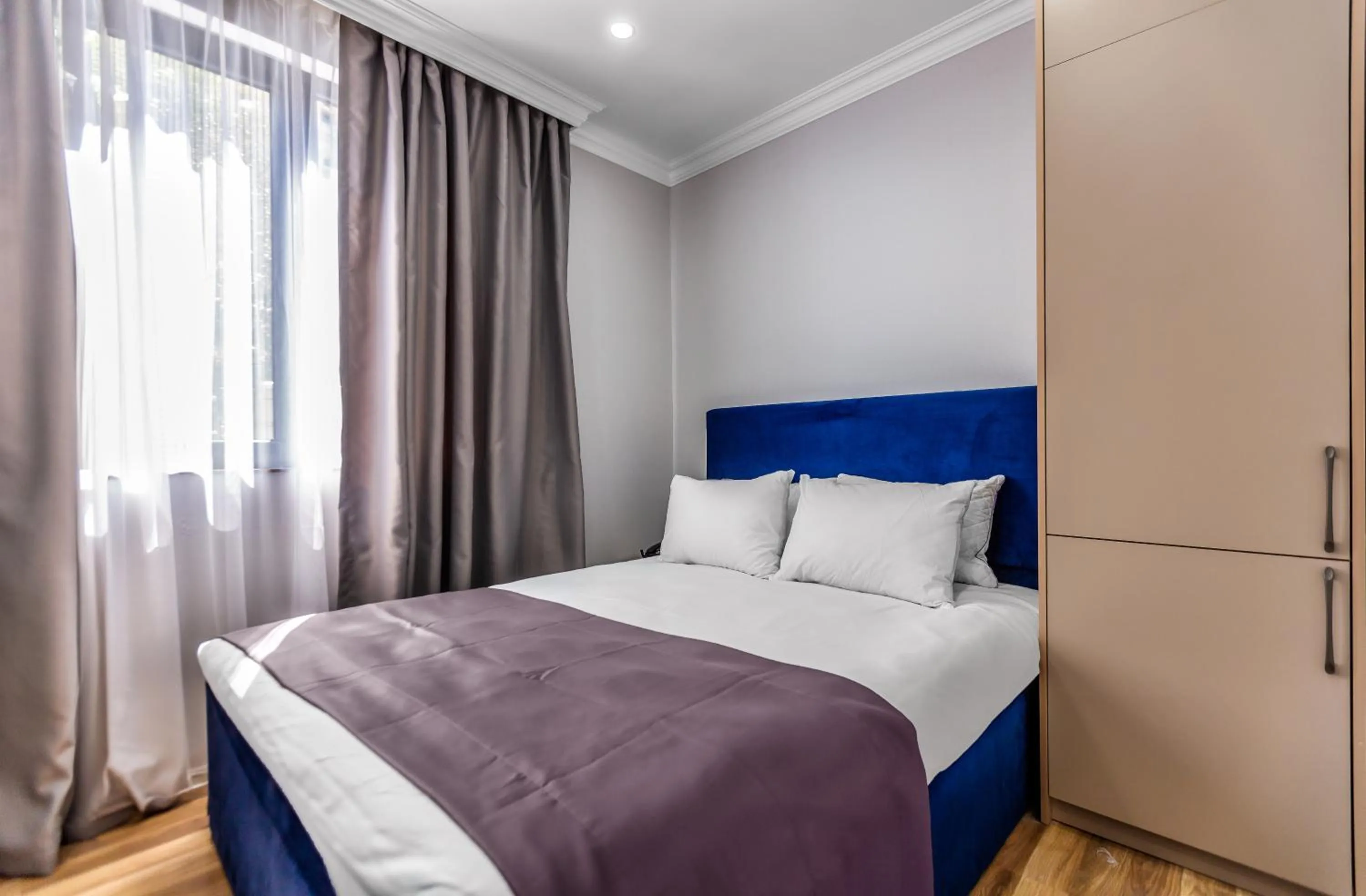 Bed in Hillside City Center Hotel