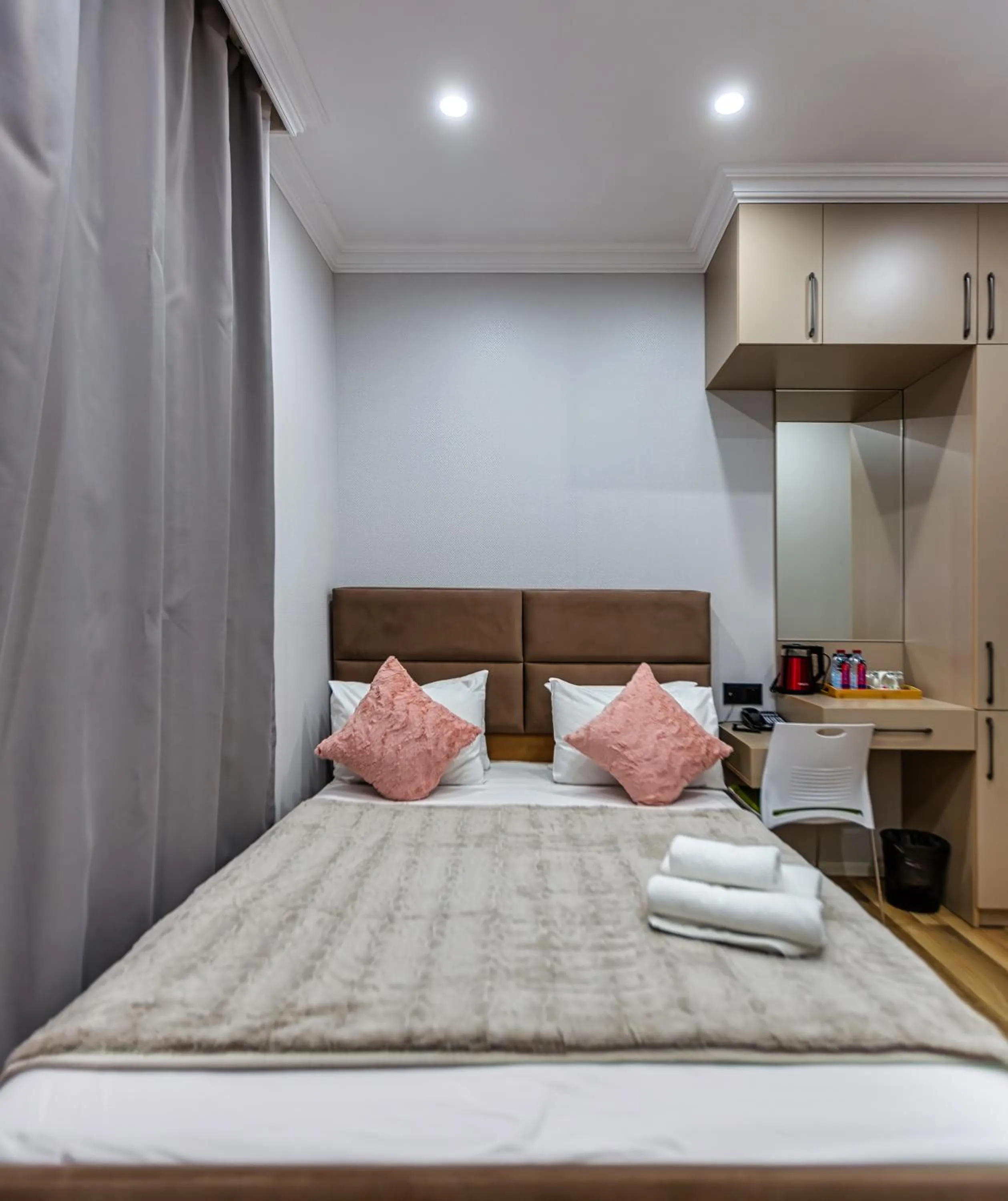 Bedroom, Bed in Hillside City Center Hotel