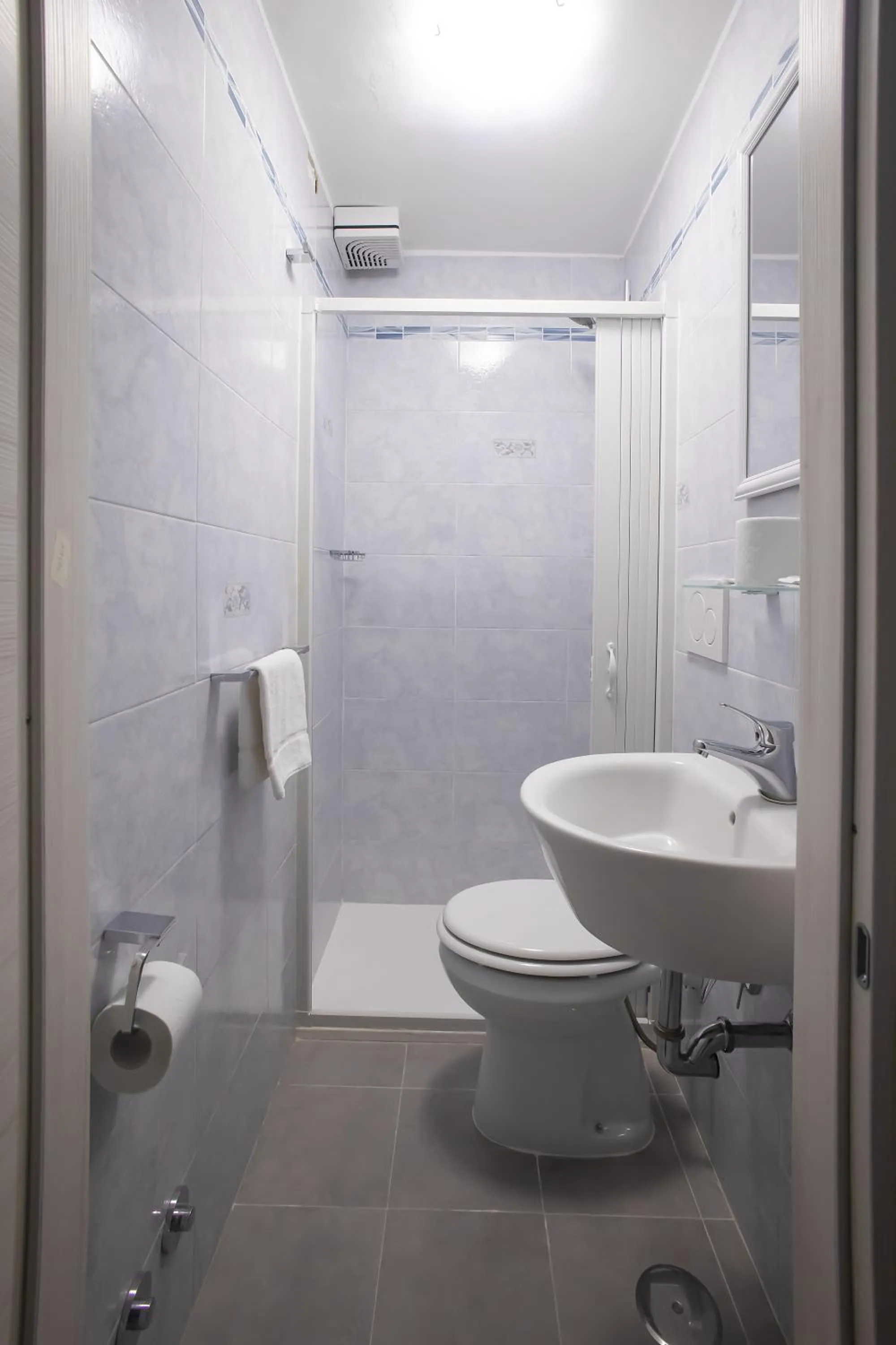 Shower in Hotel Orbis