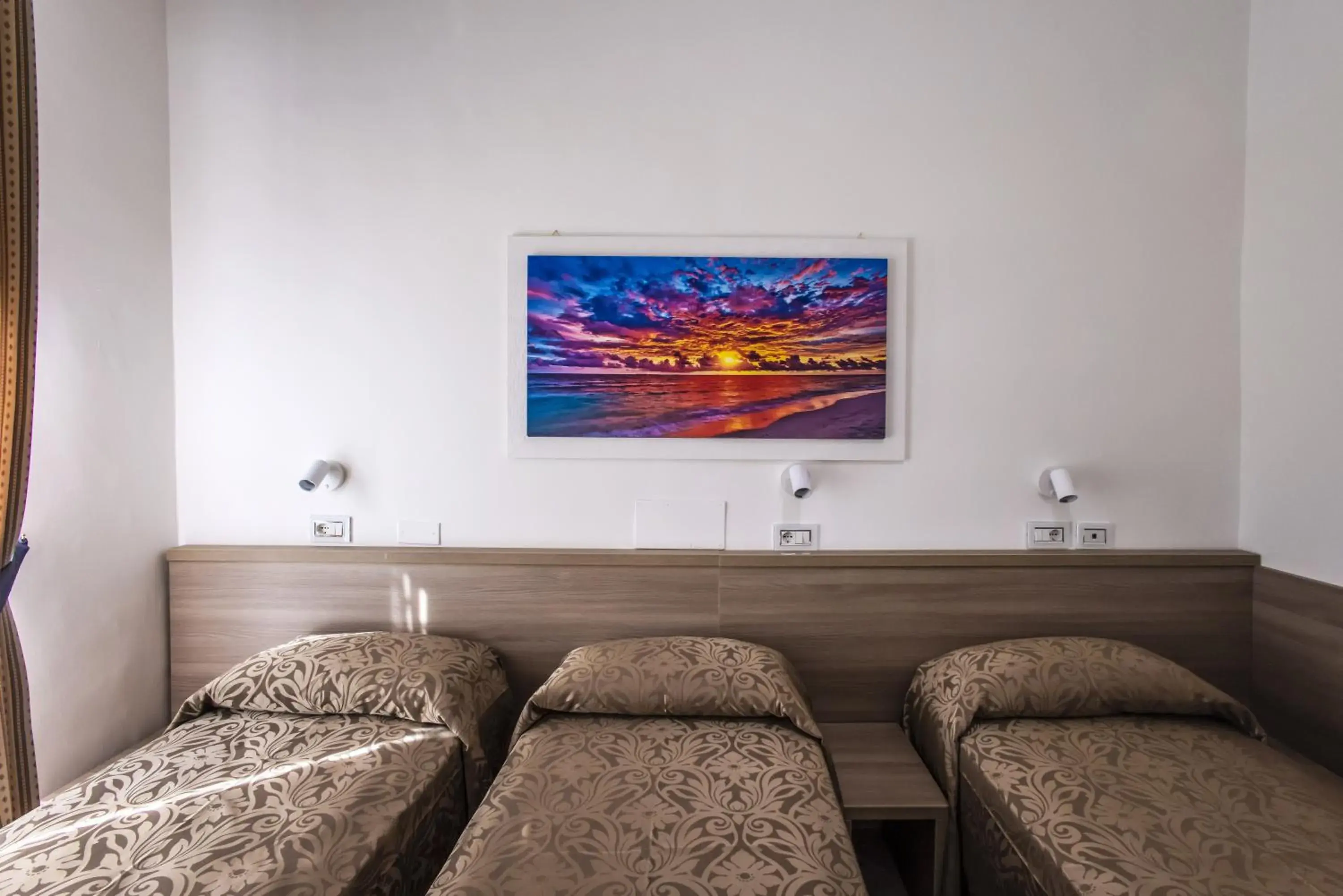 Triple Room with Private Bathroom in Hotel Orbis Triple Room with Private Bathroom in Hotel Orbis