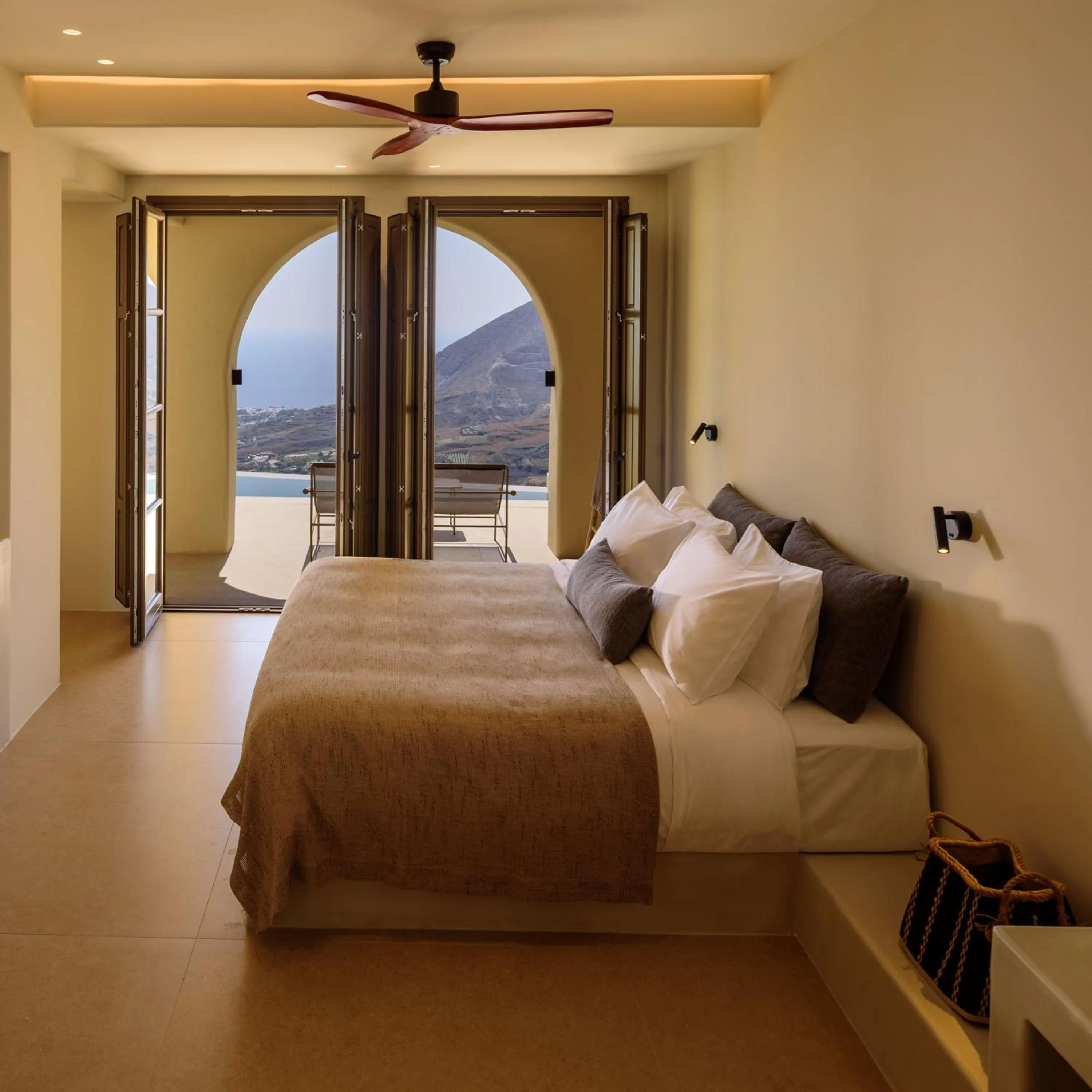 Balcony/Terrace, Bed in Elessa Hotel