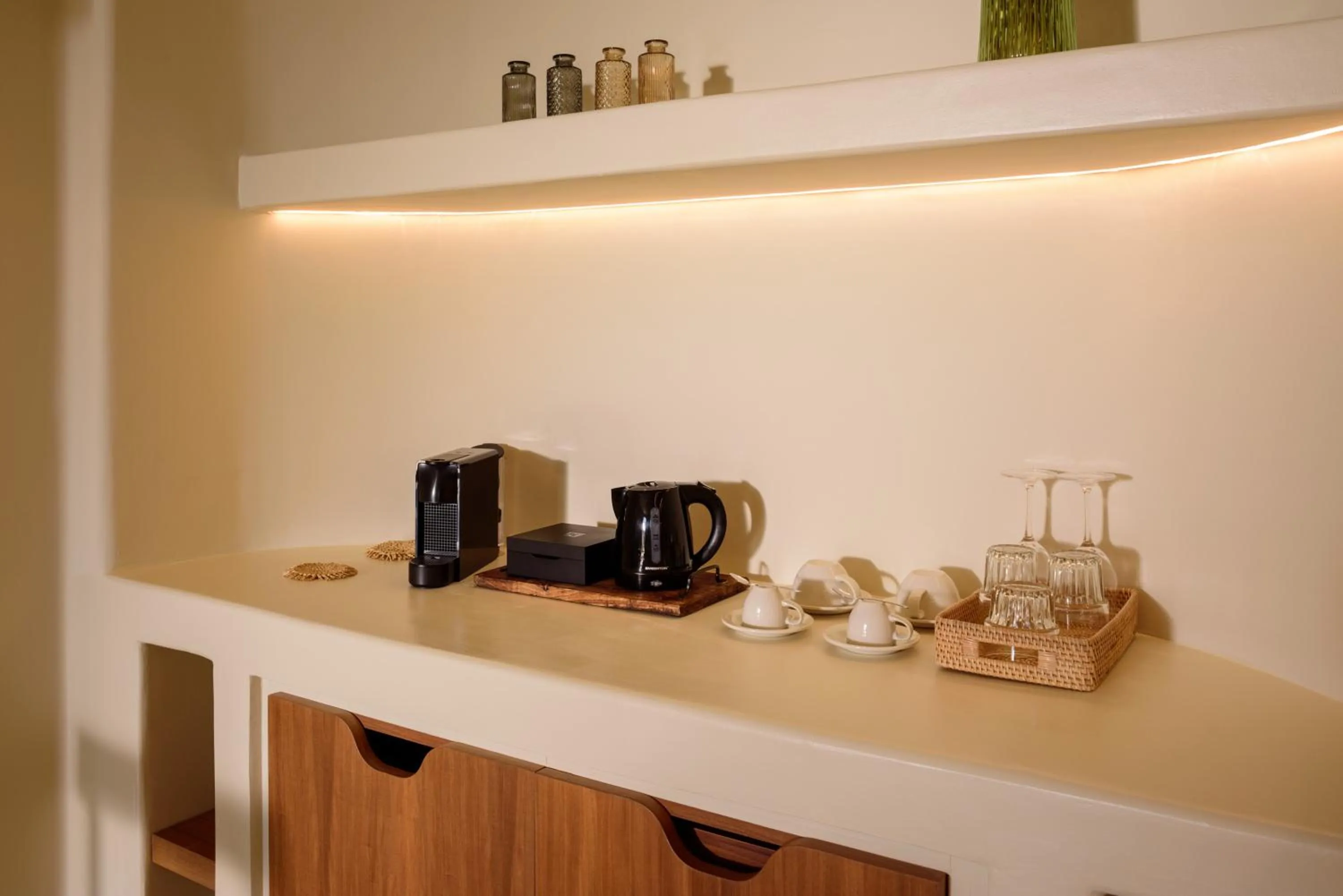 Coffee/tea facilities in Elessa Hotel