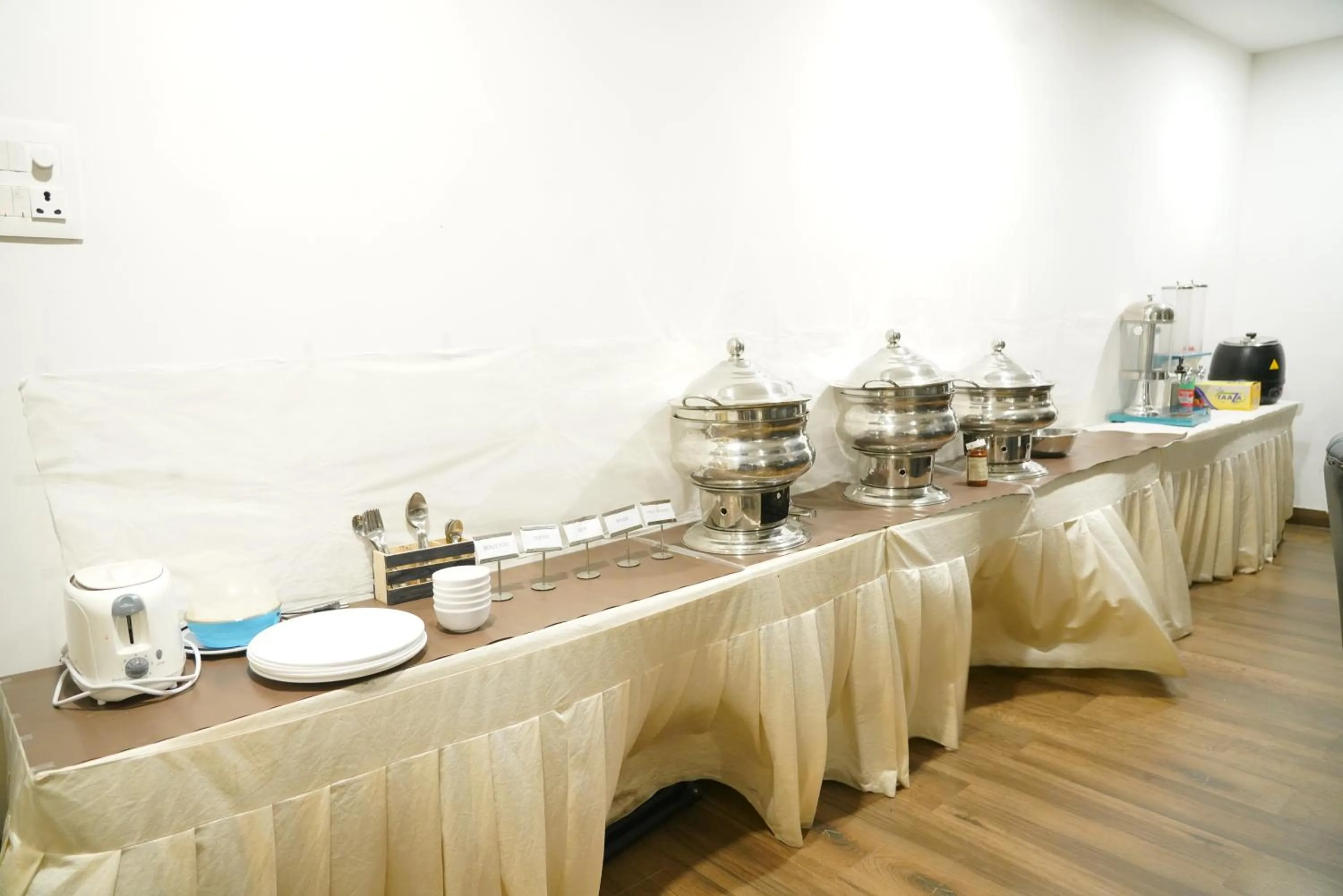 Coffee/tea facilities in Sri Sri Sri Excellency