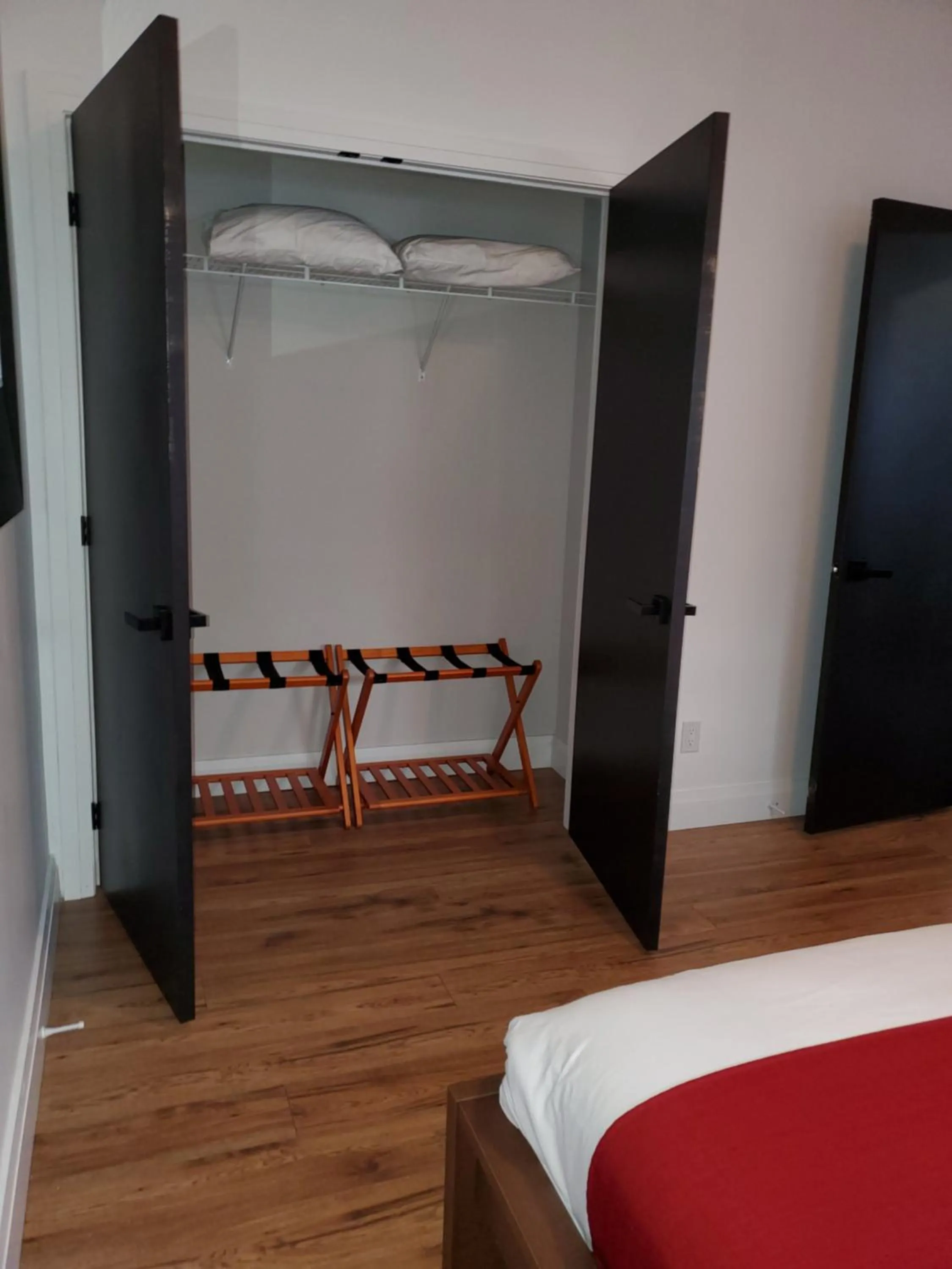 Bedroom, Bed in Cribs on the Hill