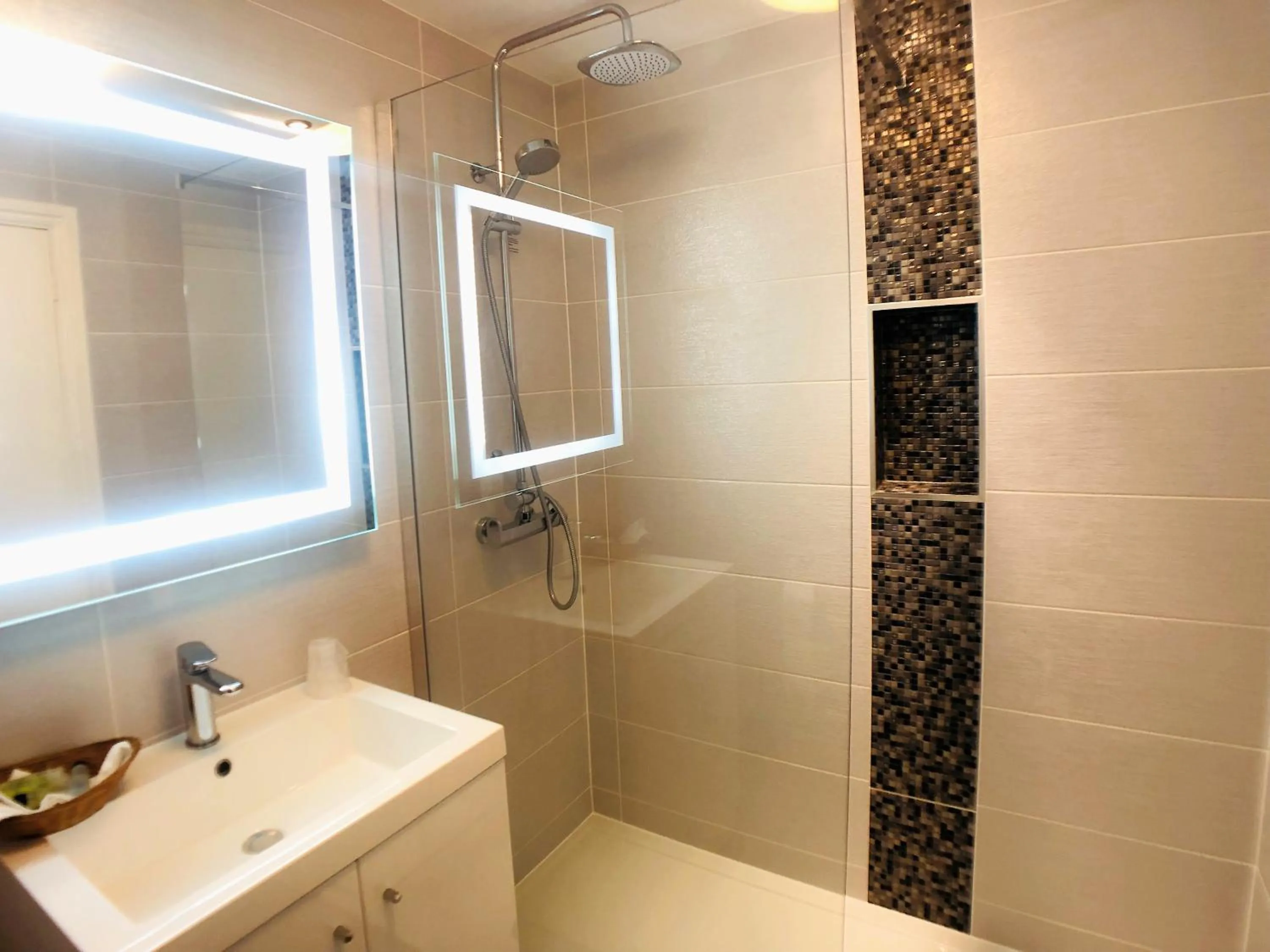 Bathroom in Ilfracombe House Hotel - near Cliffs Pavilion