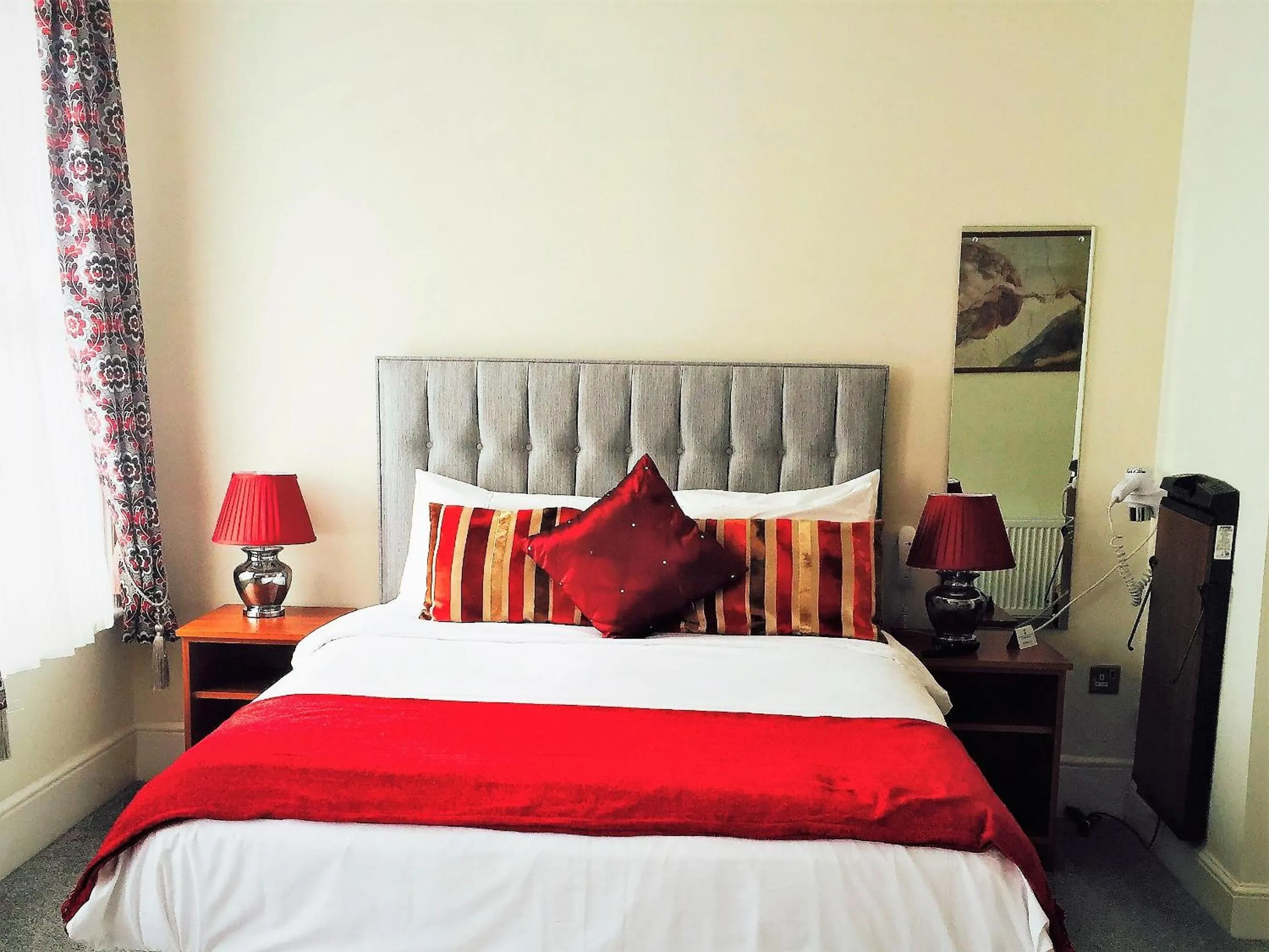 Bedroom, Bed in Ilfracombe House Hotel - near Cliffs Pavilion