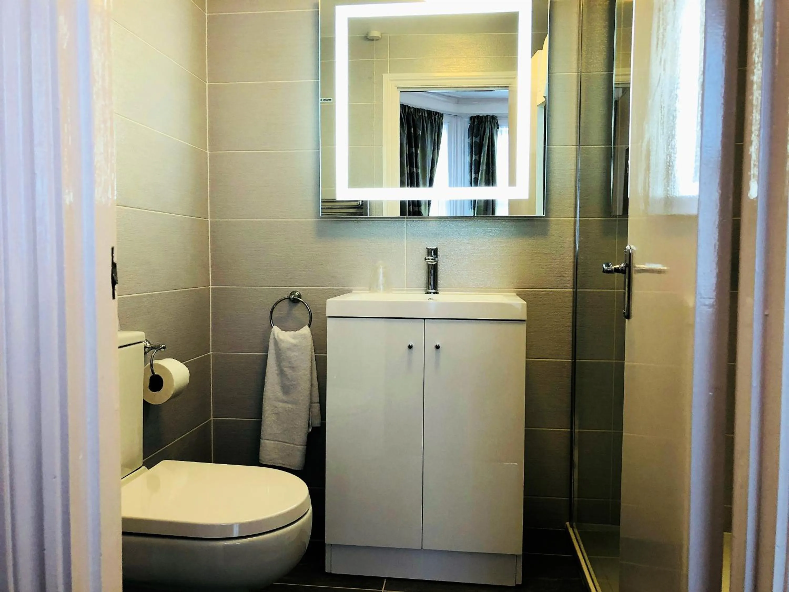 Bathroom in Ilfracombe House Hotel - near Cliffs Pavilion