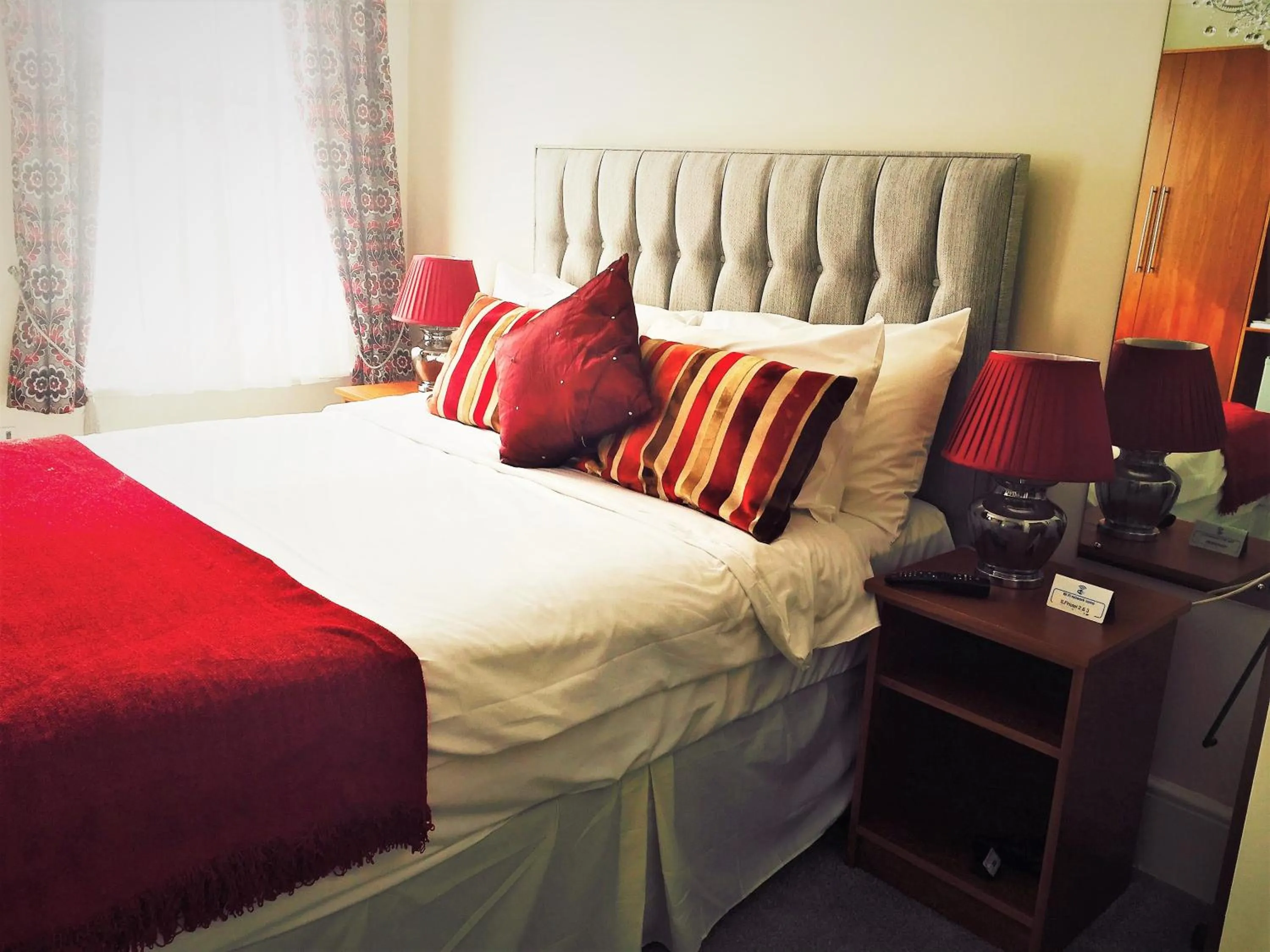Bedroom, Bed in Ilfracombe House Hotel - near Cliffs Pavilion
