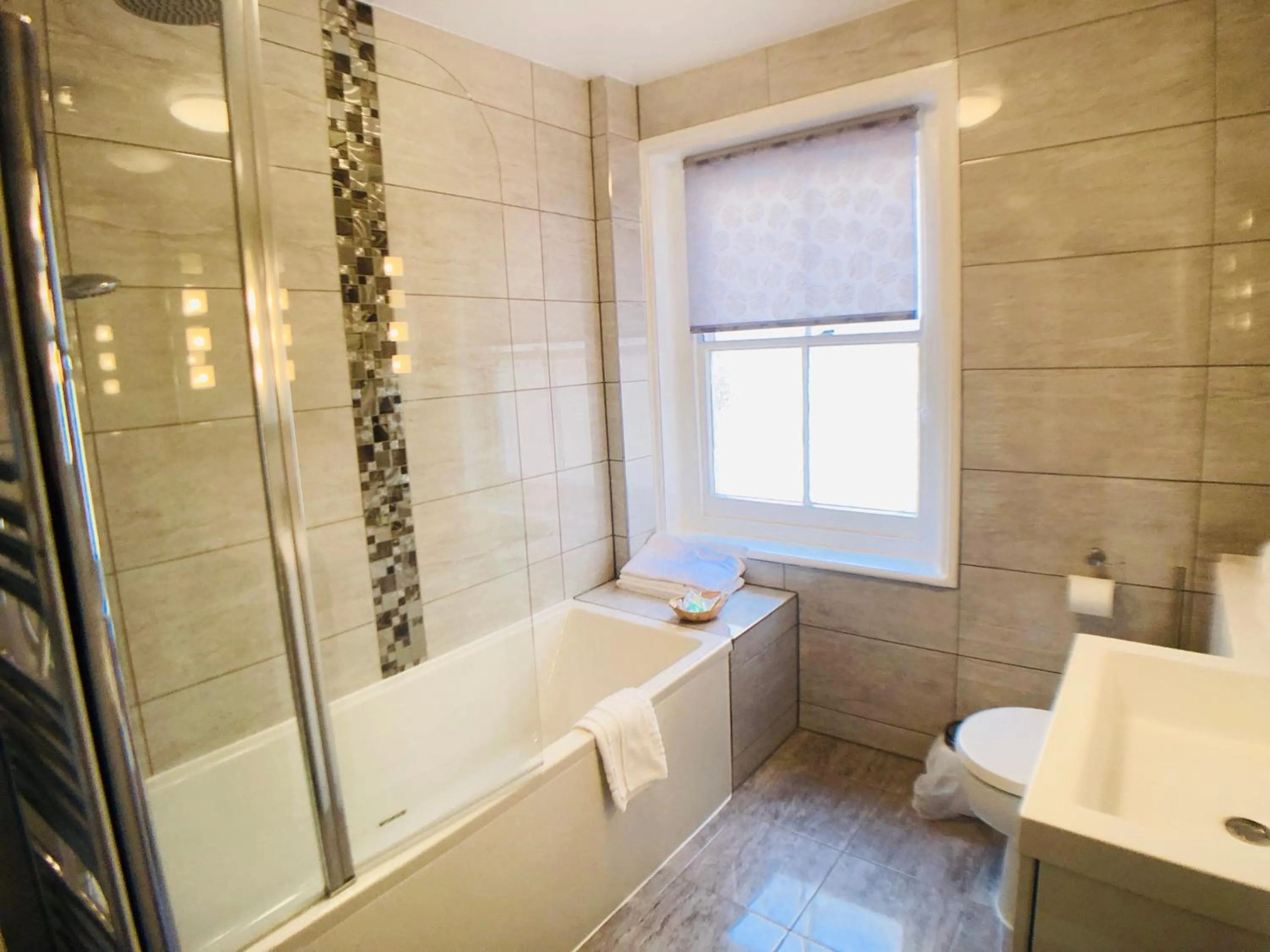 Bathroom in Ilfracombe House Hotel - near Cliffs Pavilion