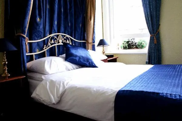 Bed in Ilfracombe House Hotel - near Cliffs Pavilion