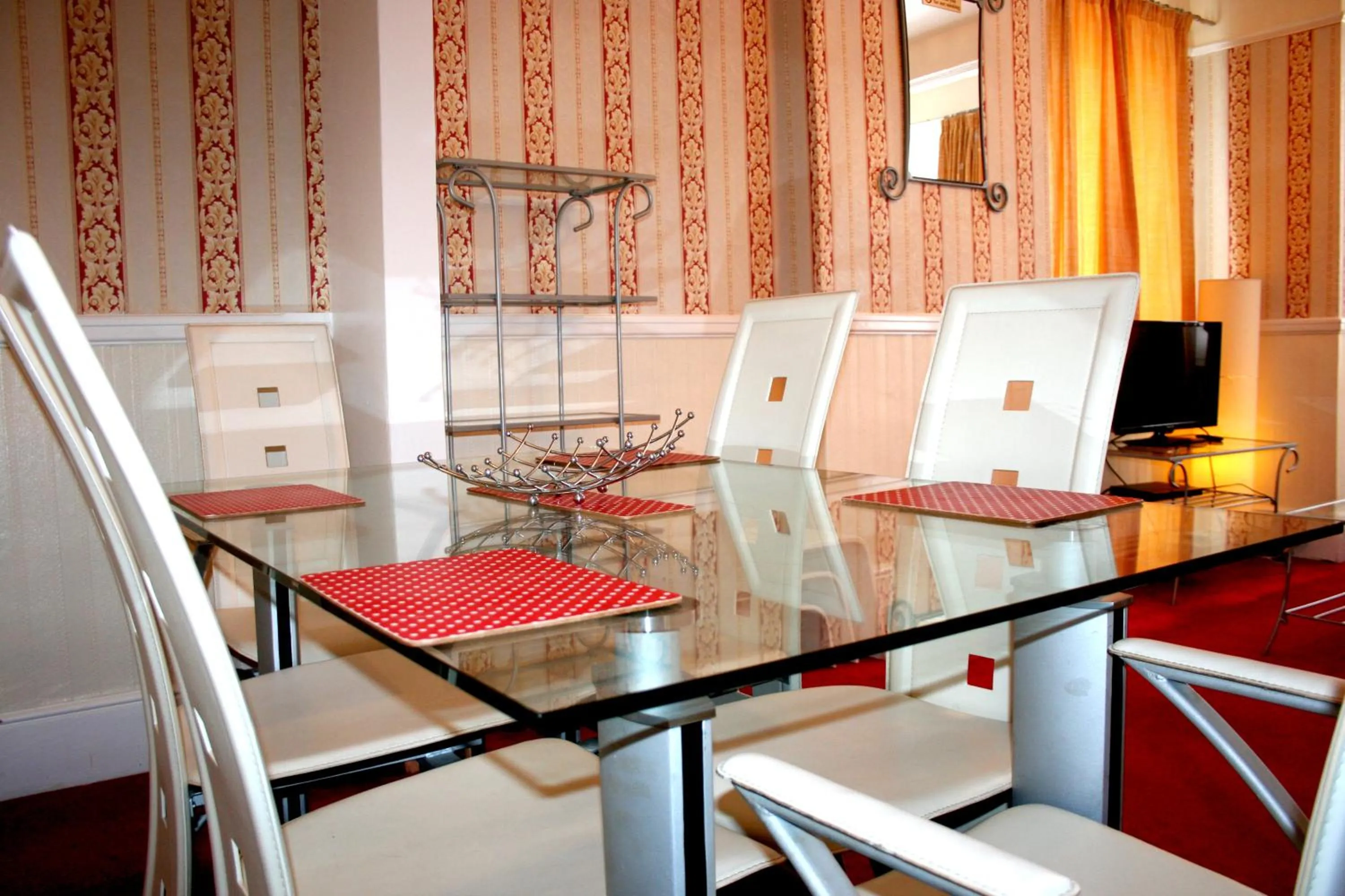 Dining area in Ilfracombe House Hotel - near Cliffs Pavilion