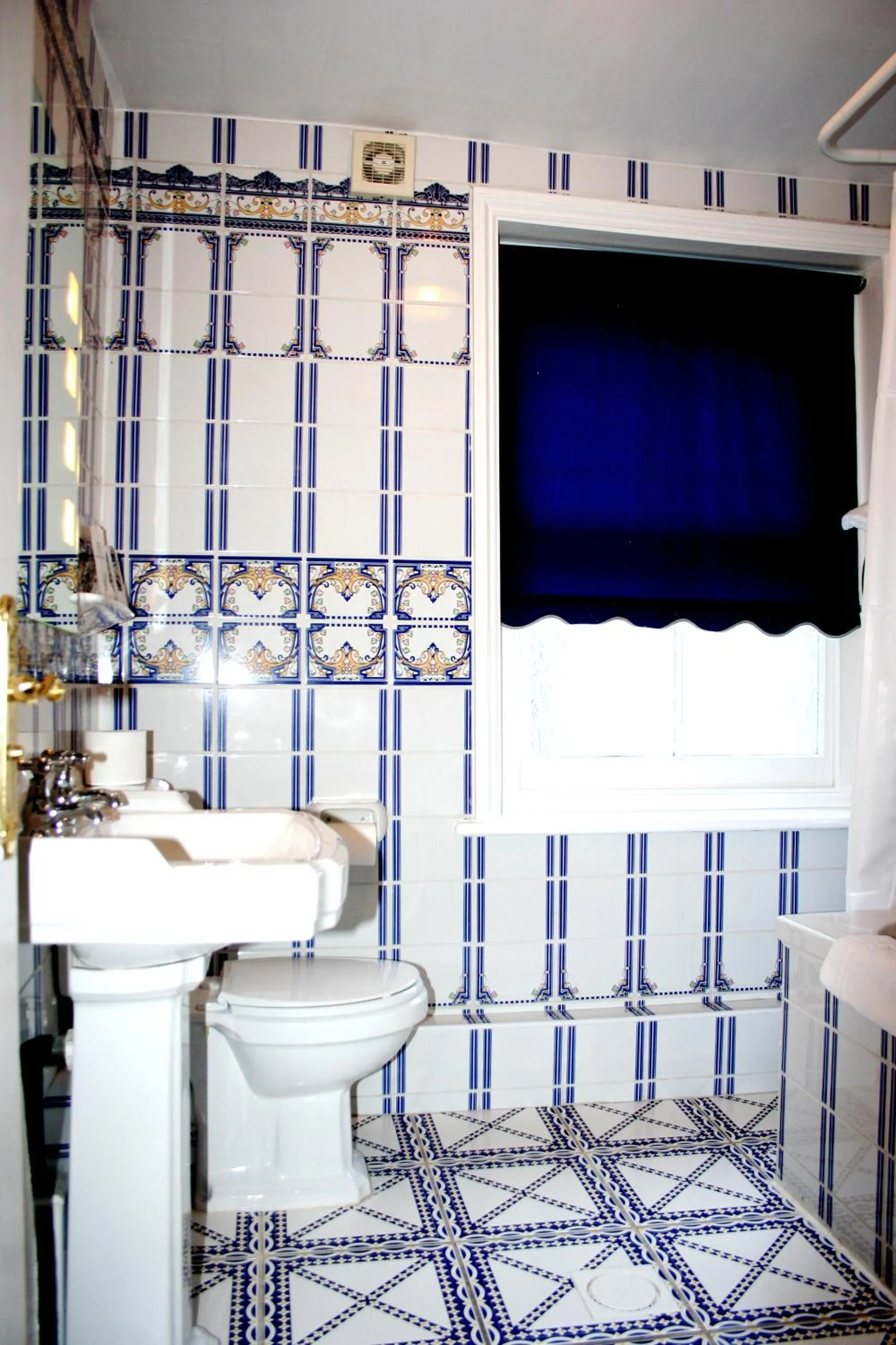 Bathroom, Bed in Ilfracombe House Hotel - near Cliffs Pavilion