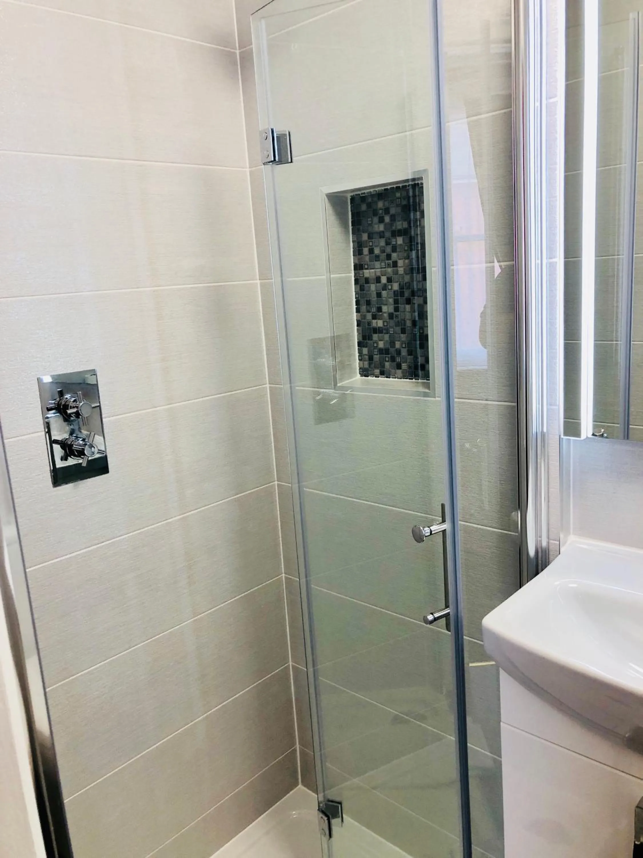 Bathroom in Ilfracombe House Hotel - near Cliffs Pavilion