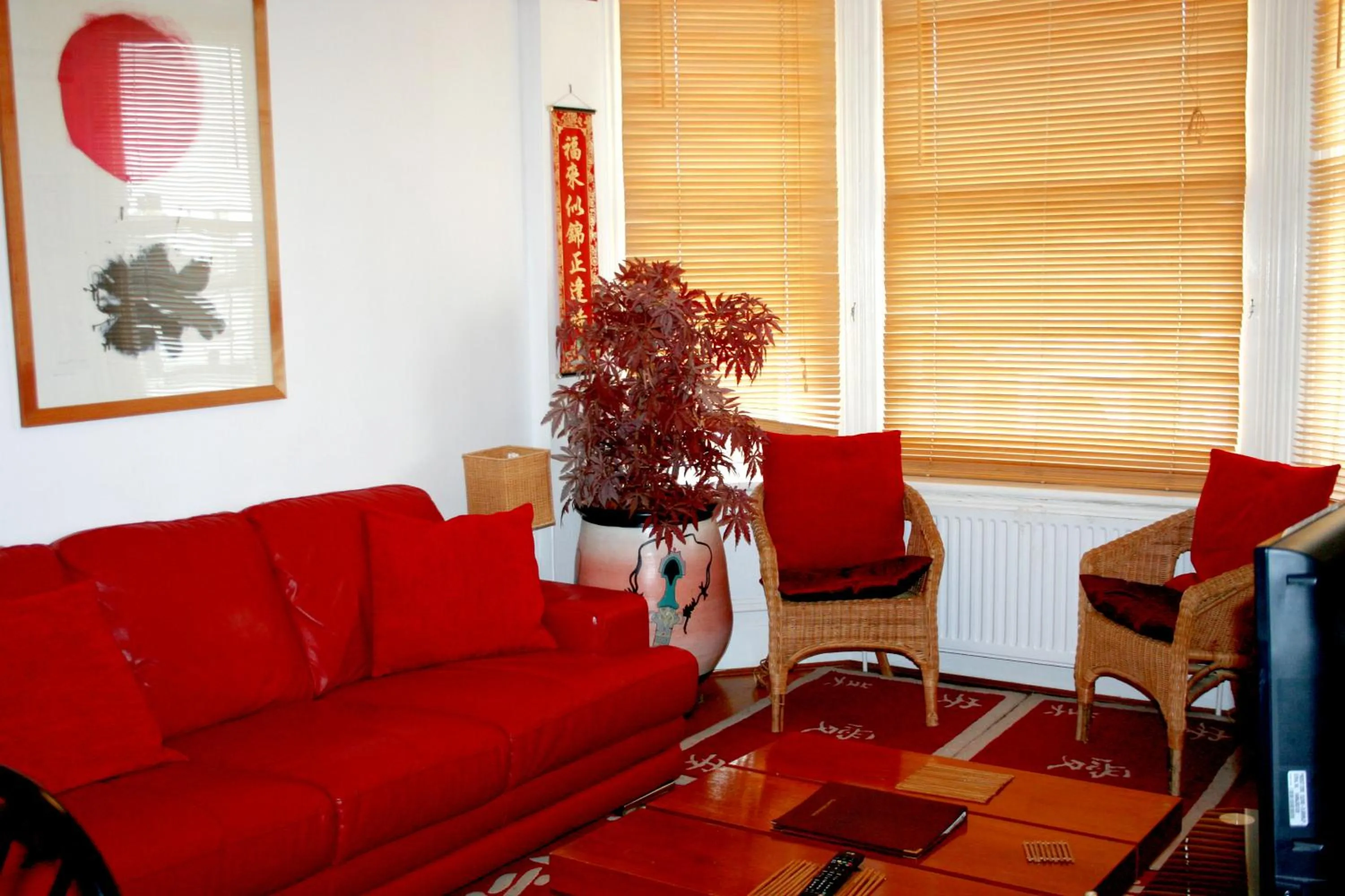 Communal lounge/ TV room in Ilfracombe House Hotel - near Cliffs Pavilion