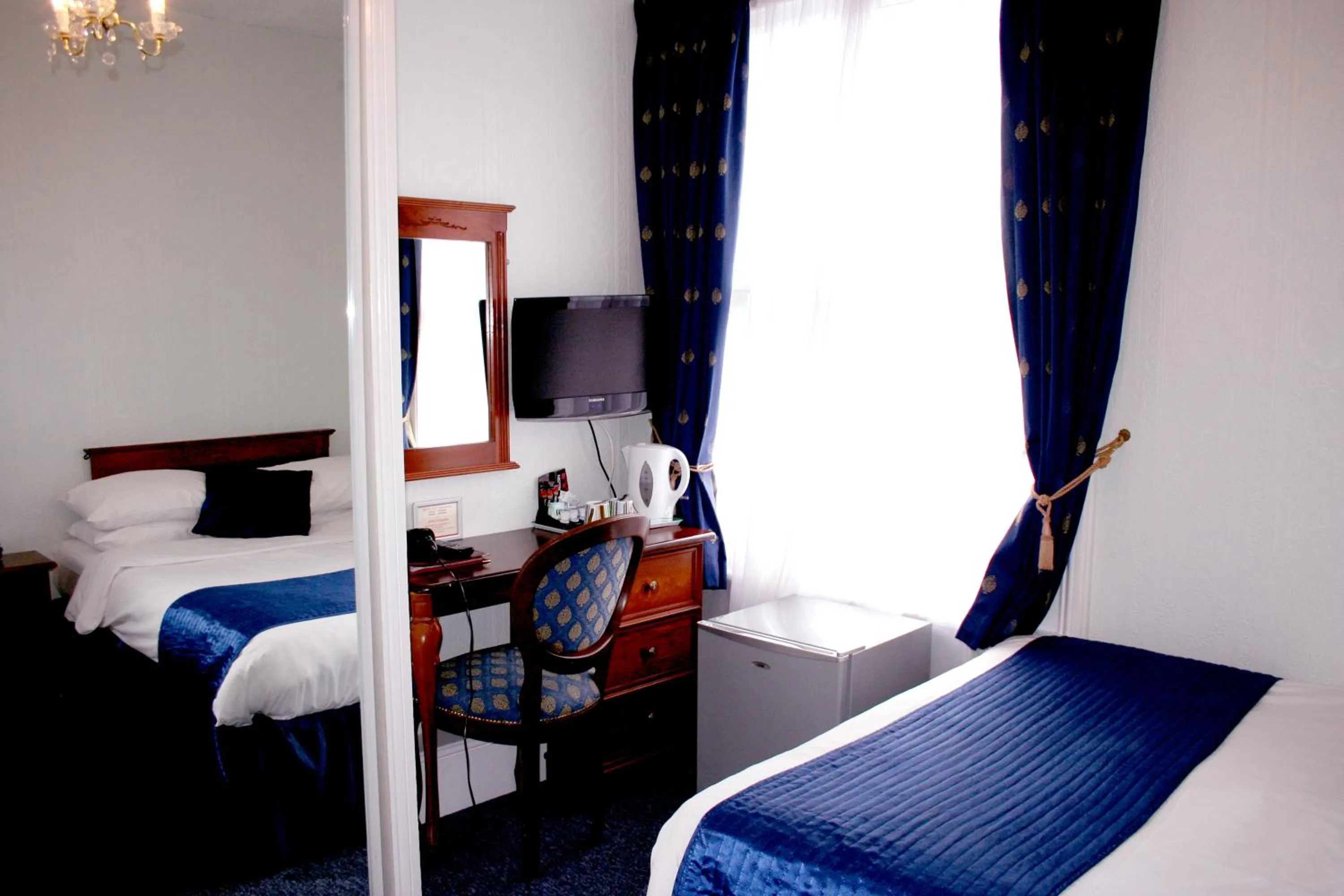 Bed in Ilfracombe House Hotel - near Cliffs Pavilion
