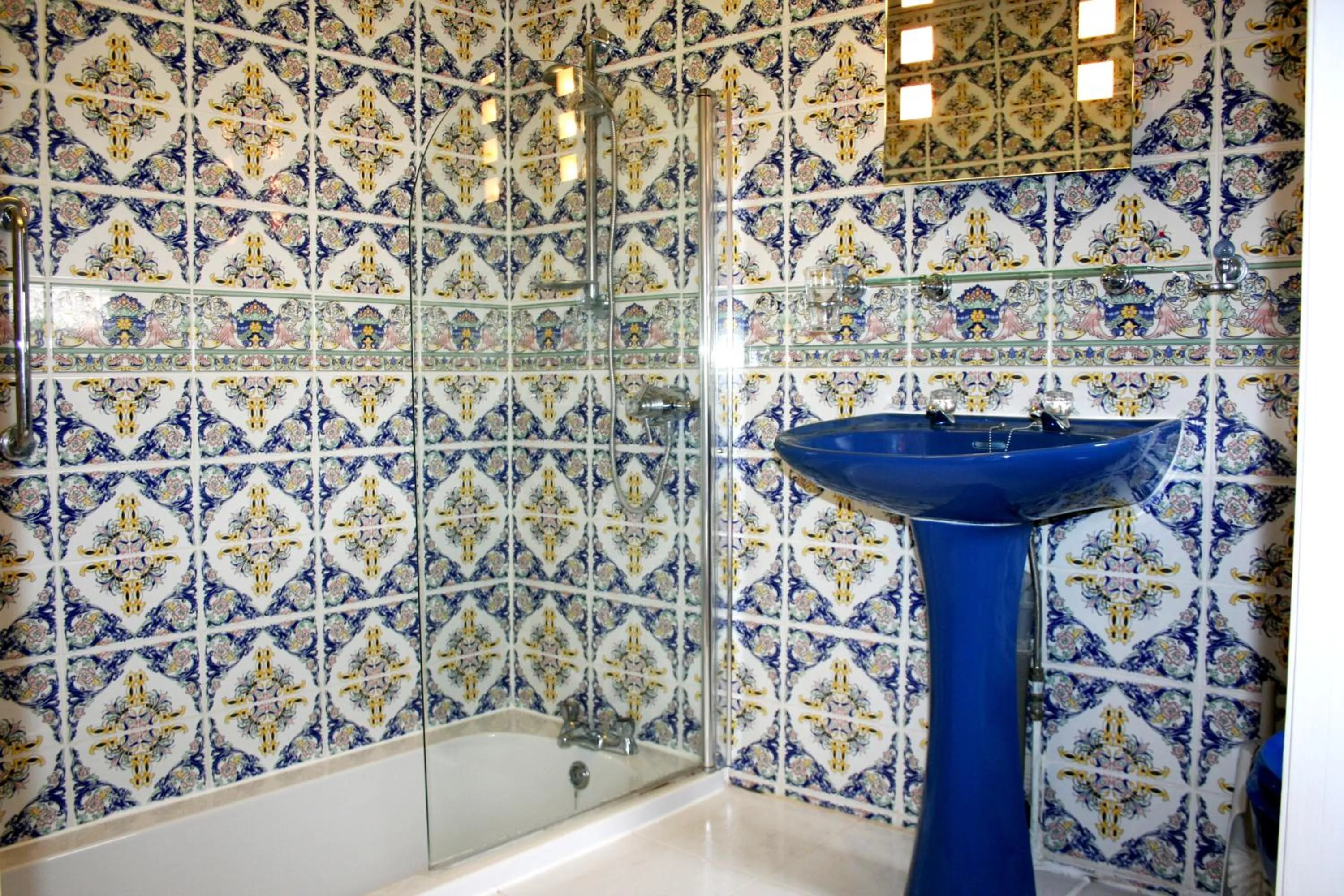 Bathroom in Ilfracombe House Hotel - near Cliffs Pavilion