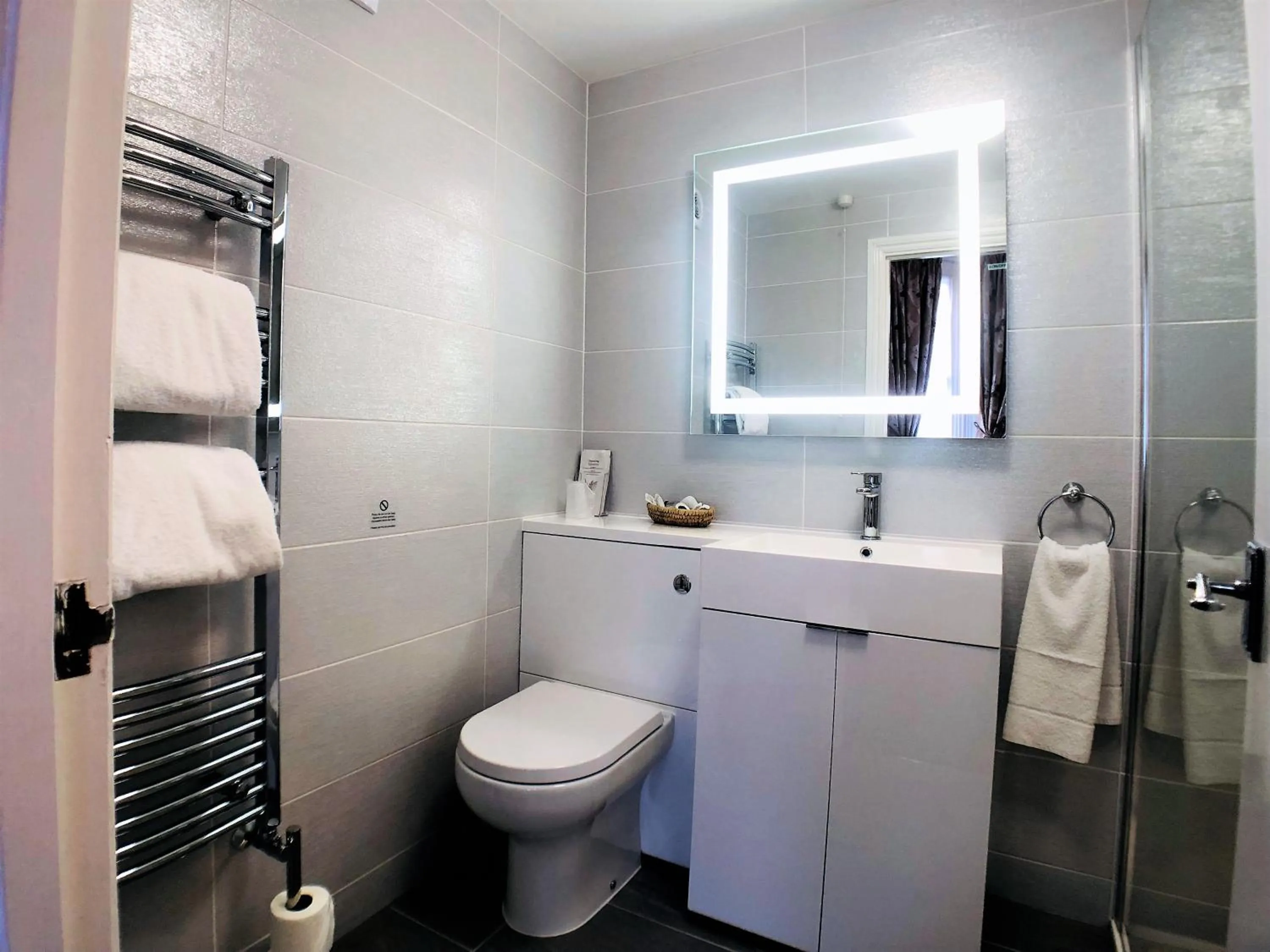 Bathroom in Ilfracombe House Hotel - near Cliffs Pavilion