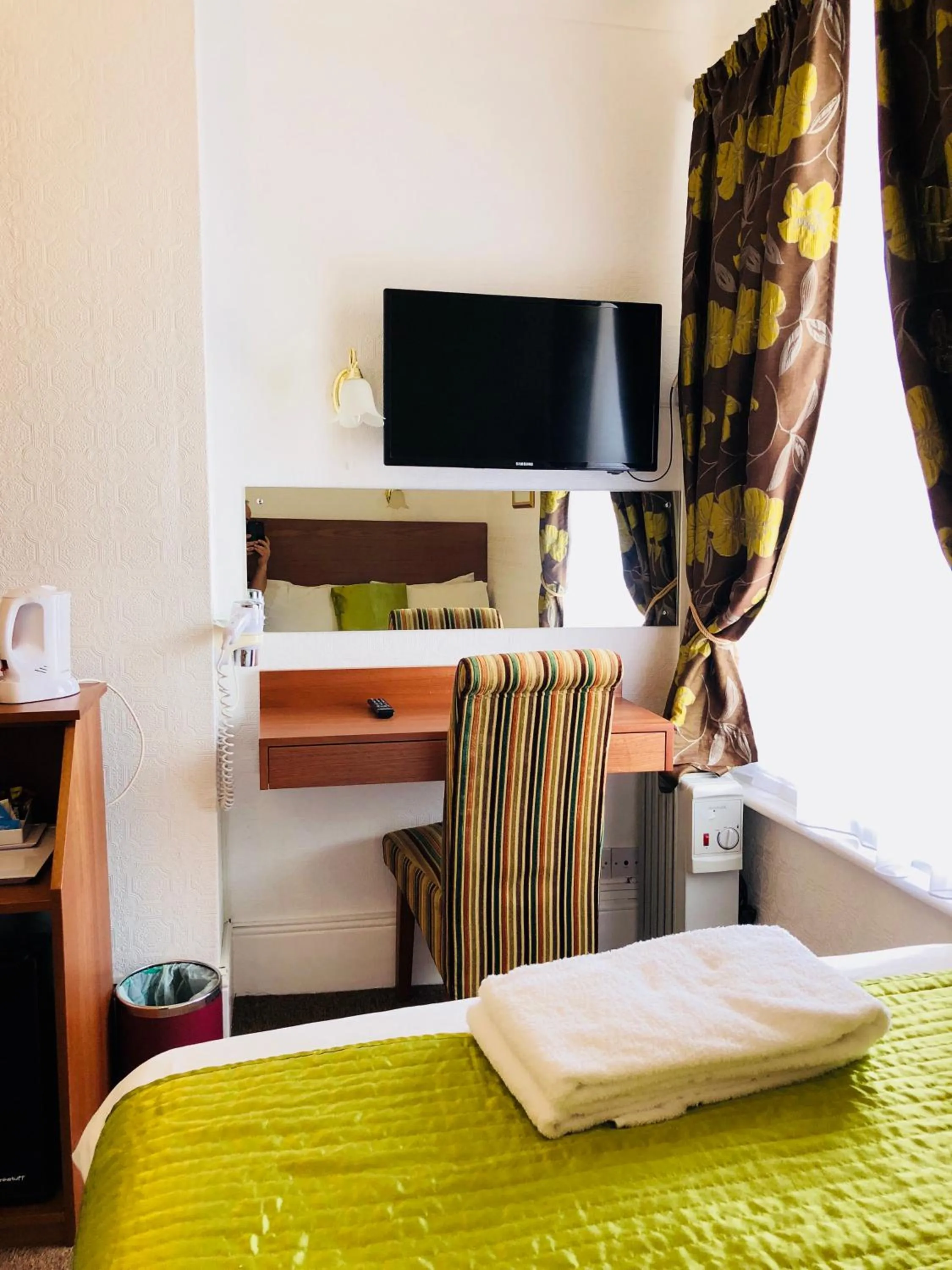 Coffee/tea facilities, Bed in Ilfracombe House Hotel - near Cliffs Pavilion