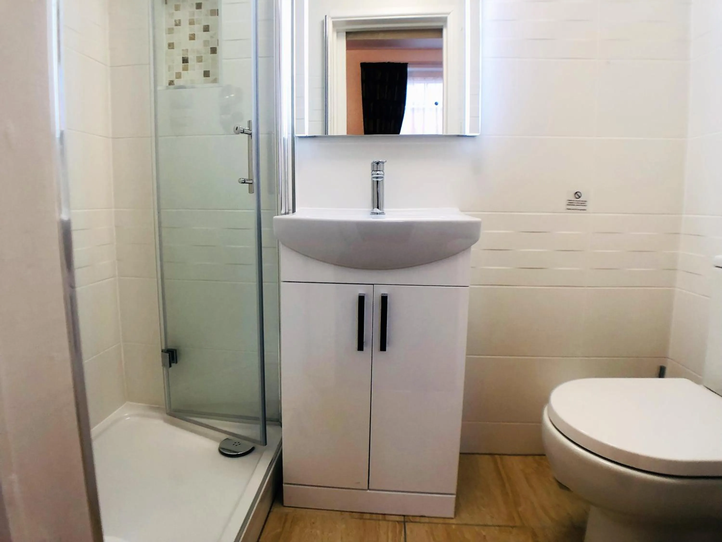 Bathroom in Ilfracombe House Hotel - near Cliffs Pavilion