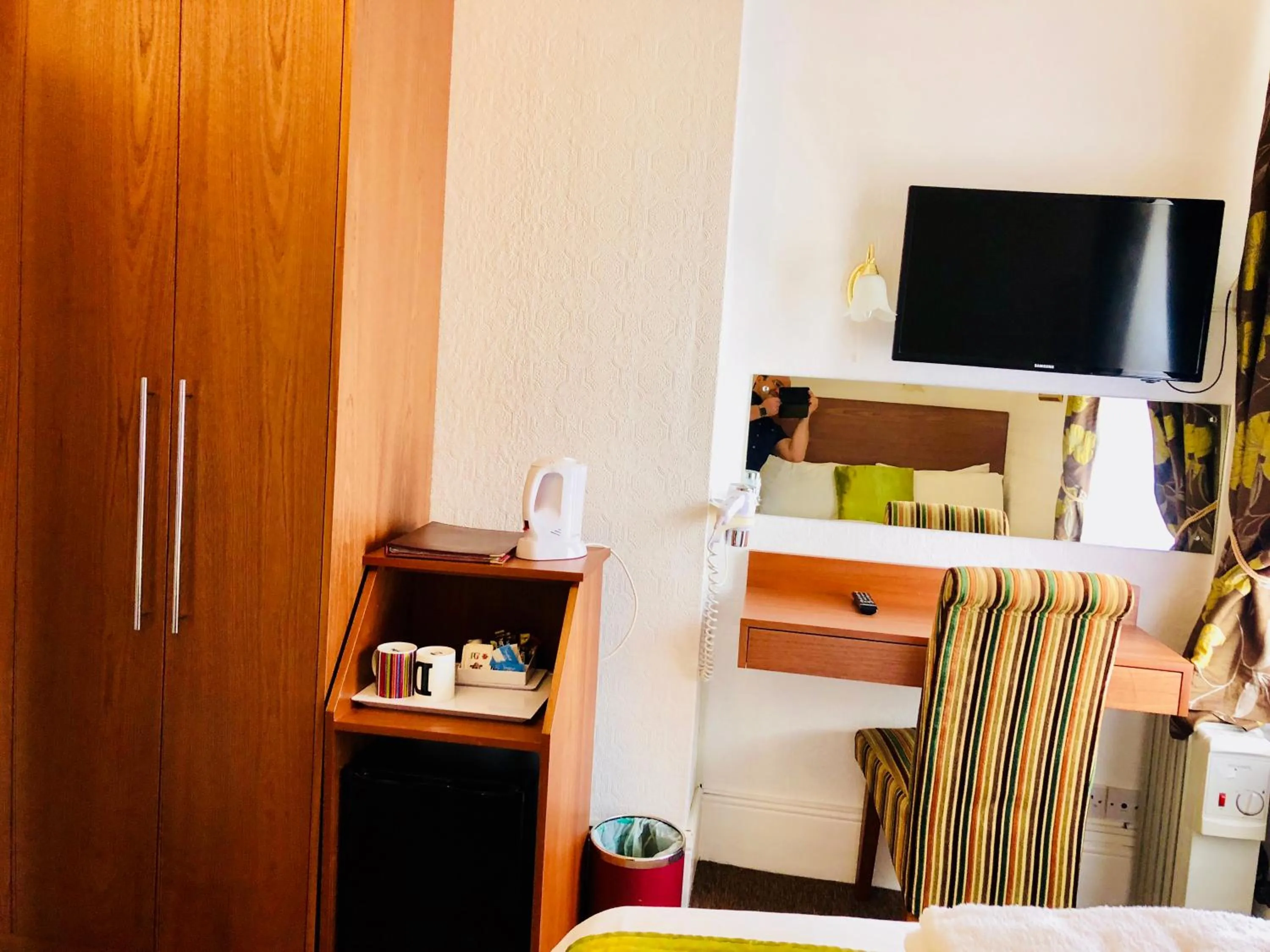 Photo of the whole room, Bed in Ilfracombe House Hotel - near Cliffs Pavilion