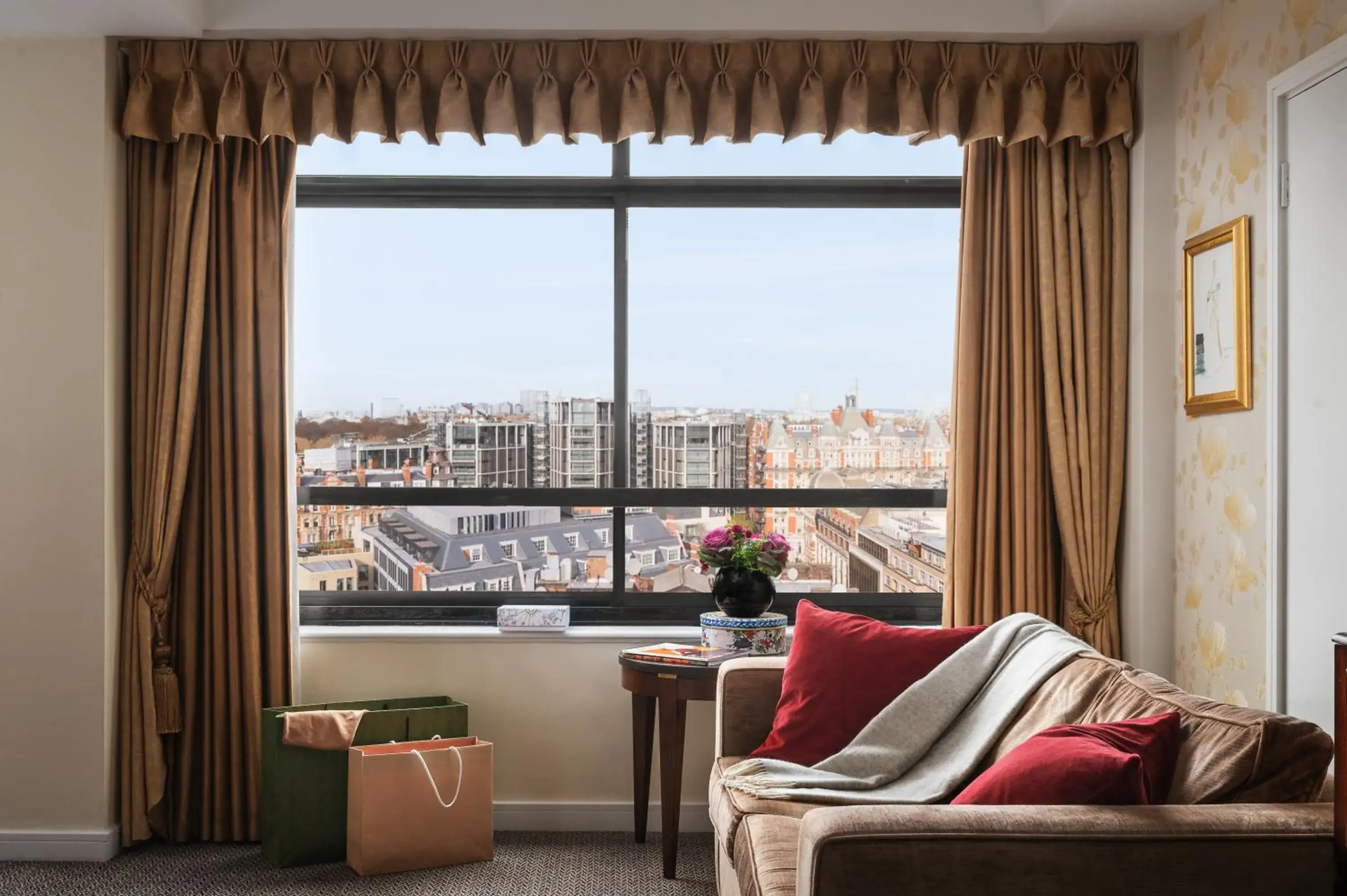 Studio Suite with One Double Bed in Millennium Hotel London Knightsbridge Studio Suite with One Double Bed in Millennium Hotel London Knightsbridge