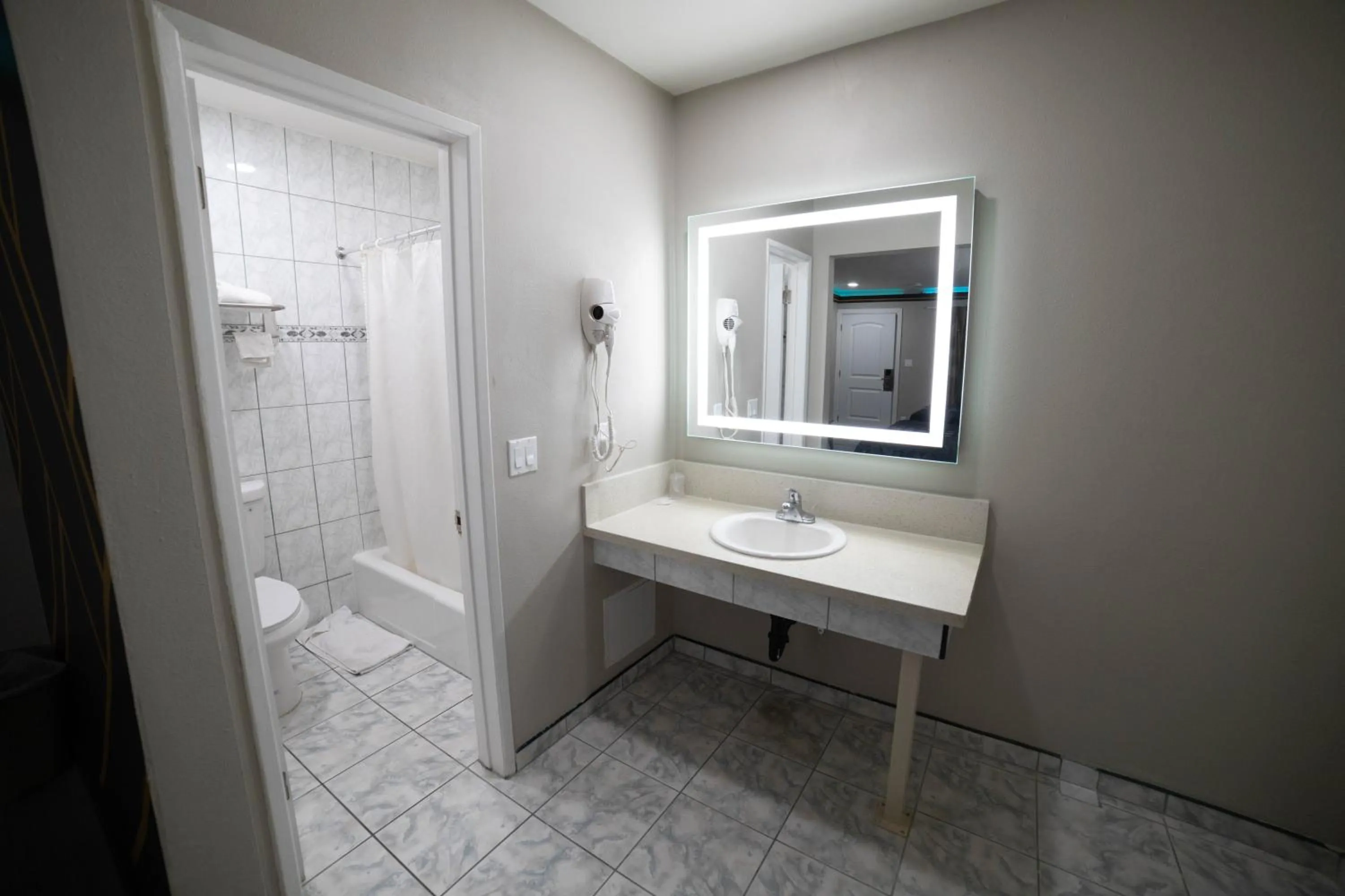 Bathroom in Artesia Motor Inn