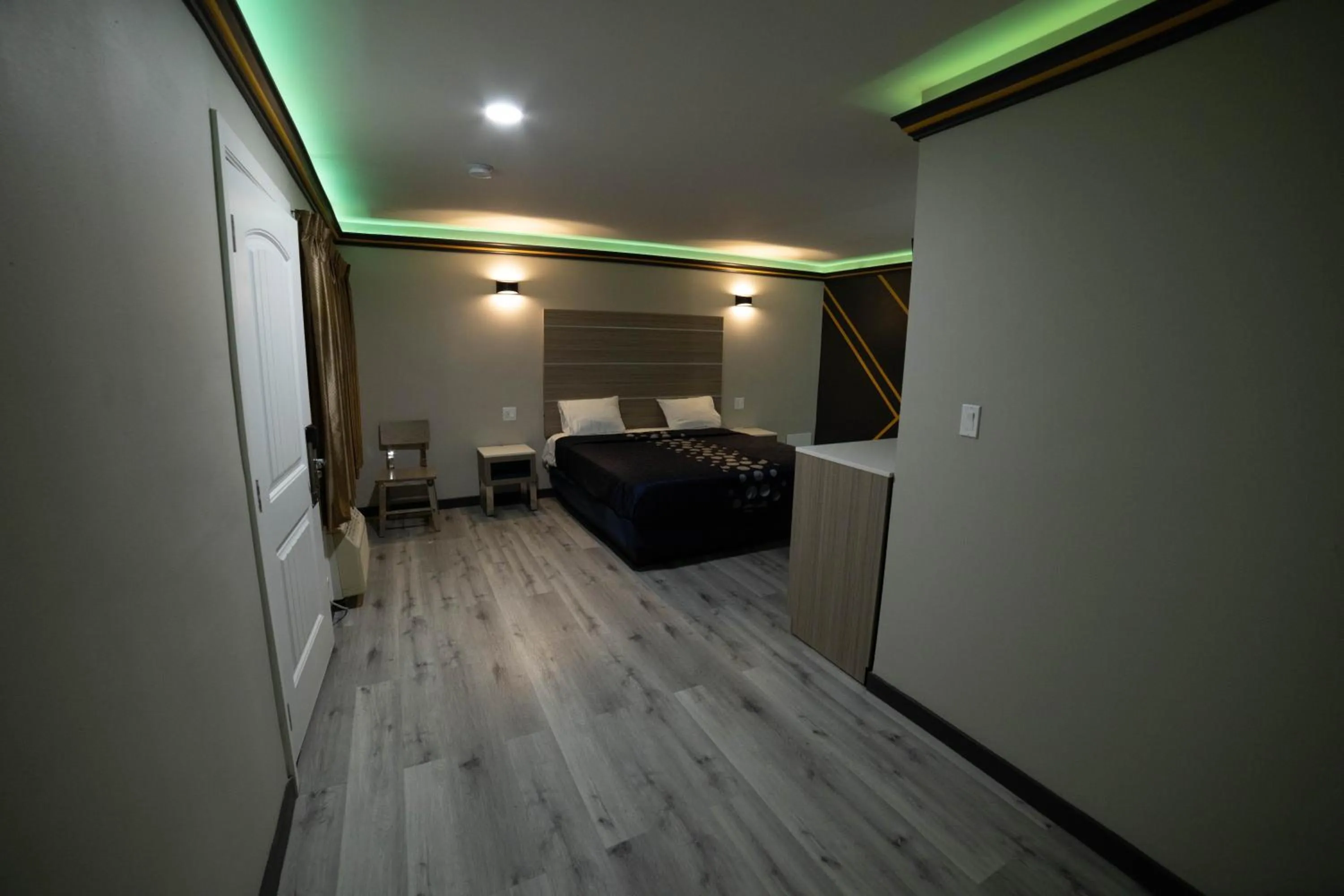 Photo of the whole room, Bed in Artesia Motor Inn