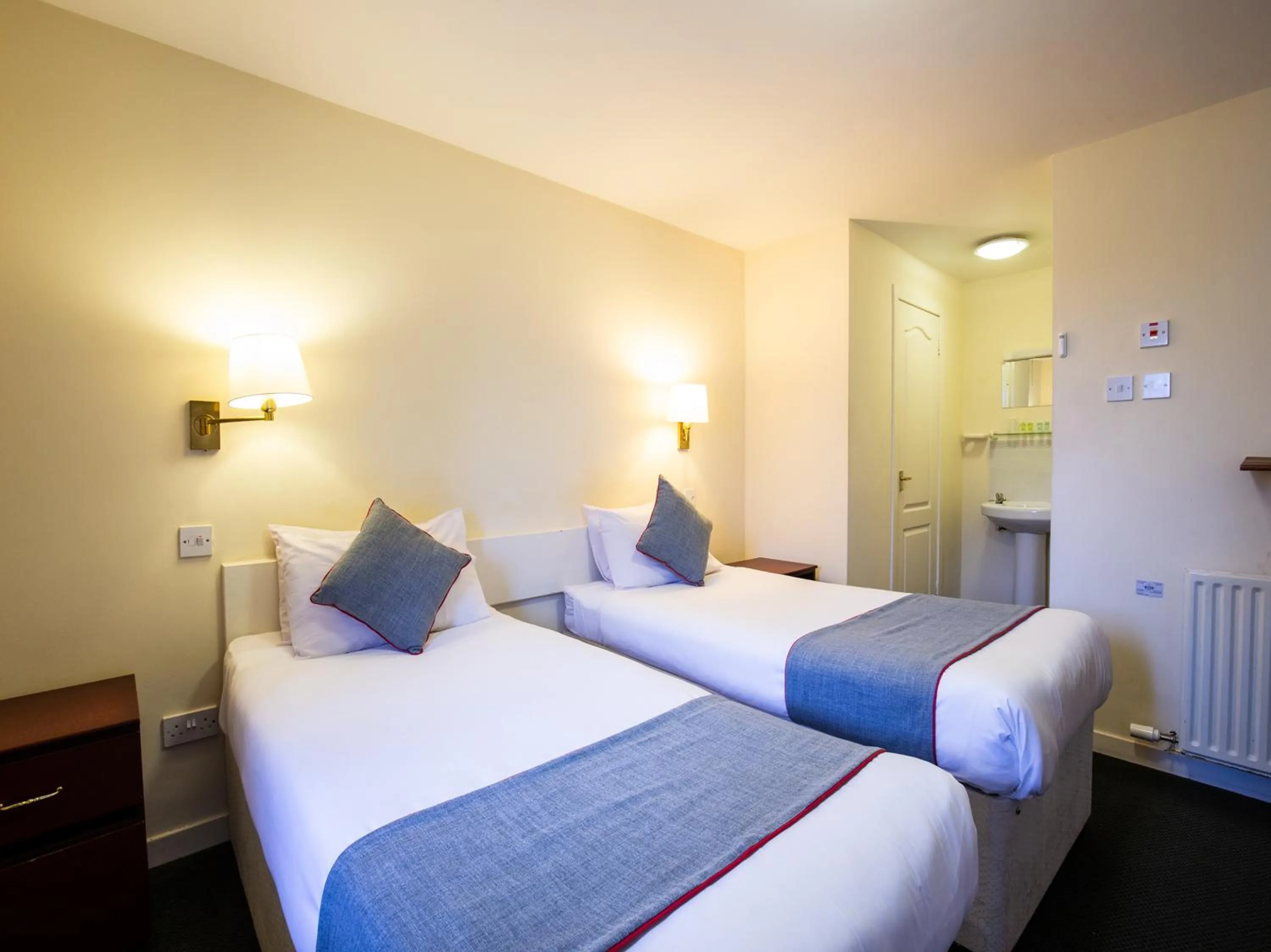 Bedroom, Bed in Longforgan Coaching Inn