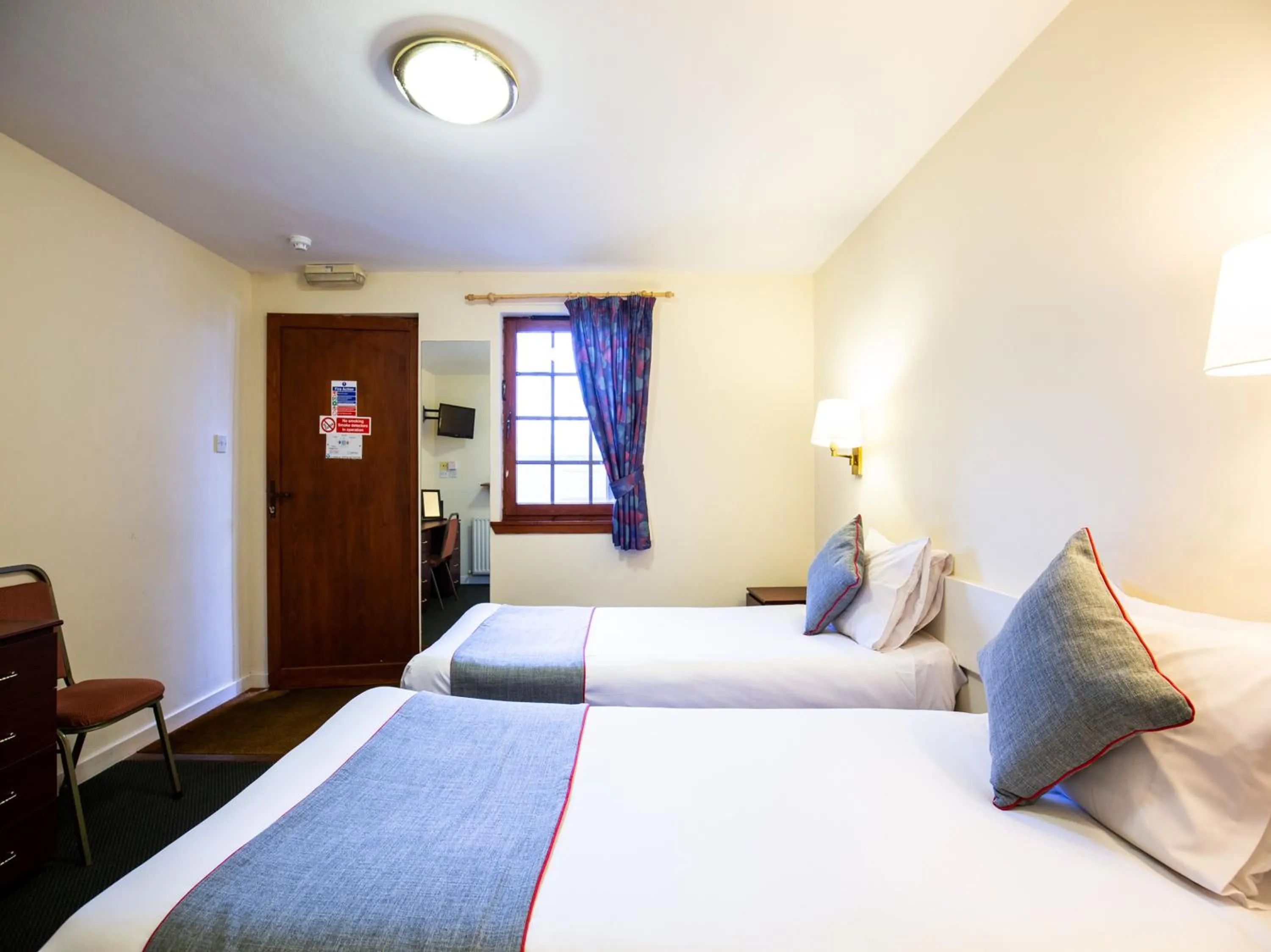 Bedroom, Bed in Longforgan Coaching Inn