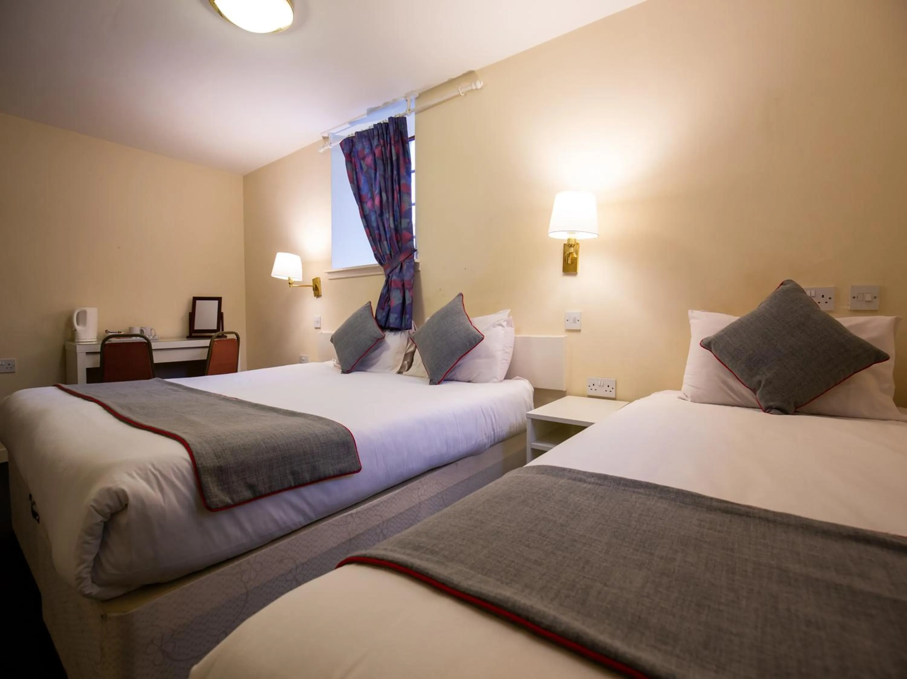 Bedroom, Bed in Longforgan Coaching Inn