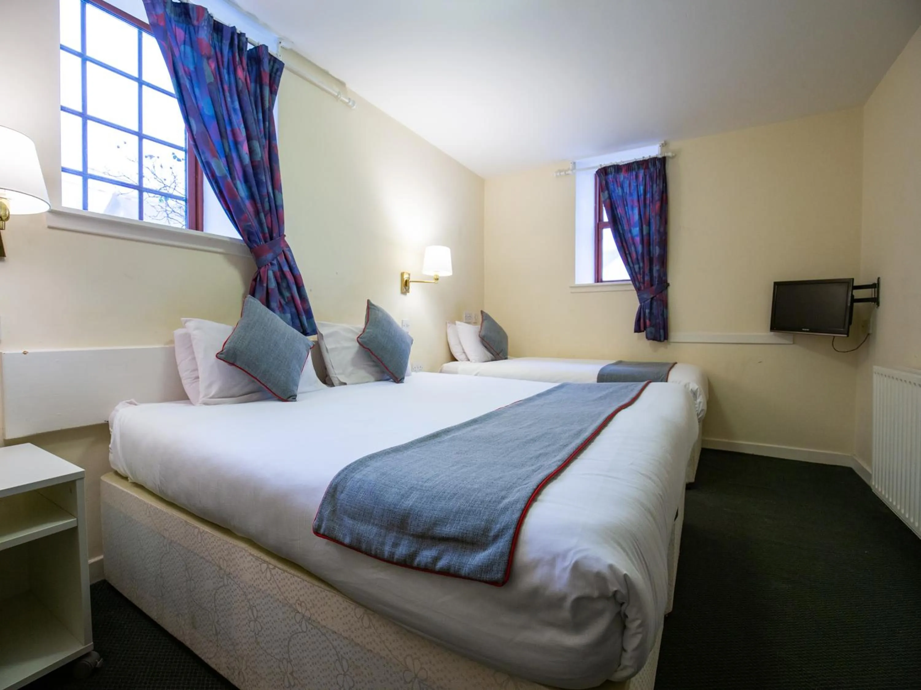 Bedroom, Bed in Longforgan Coaching Inn