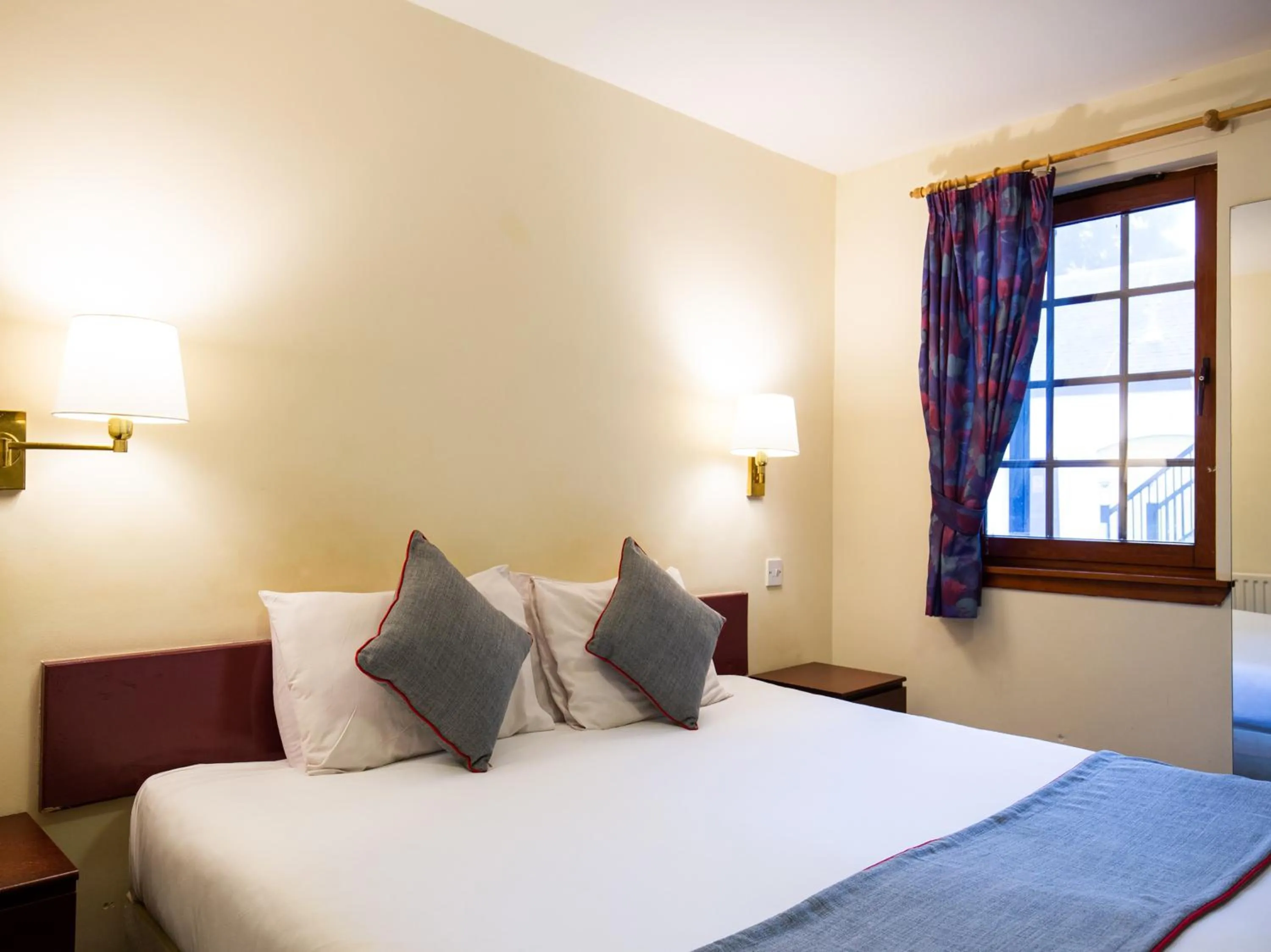 Bedroom, Bed in Longforgan Coaching Inn