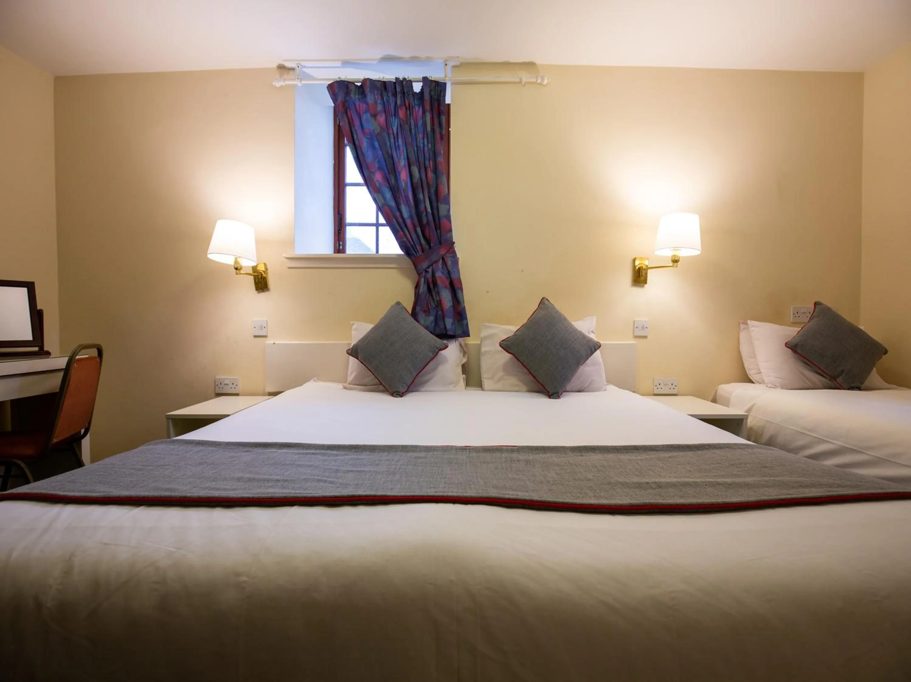 Bedroom, Bed in Longforgan Coaching Inn
