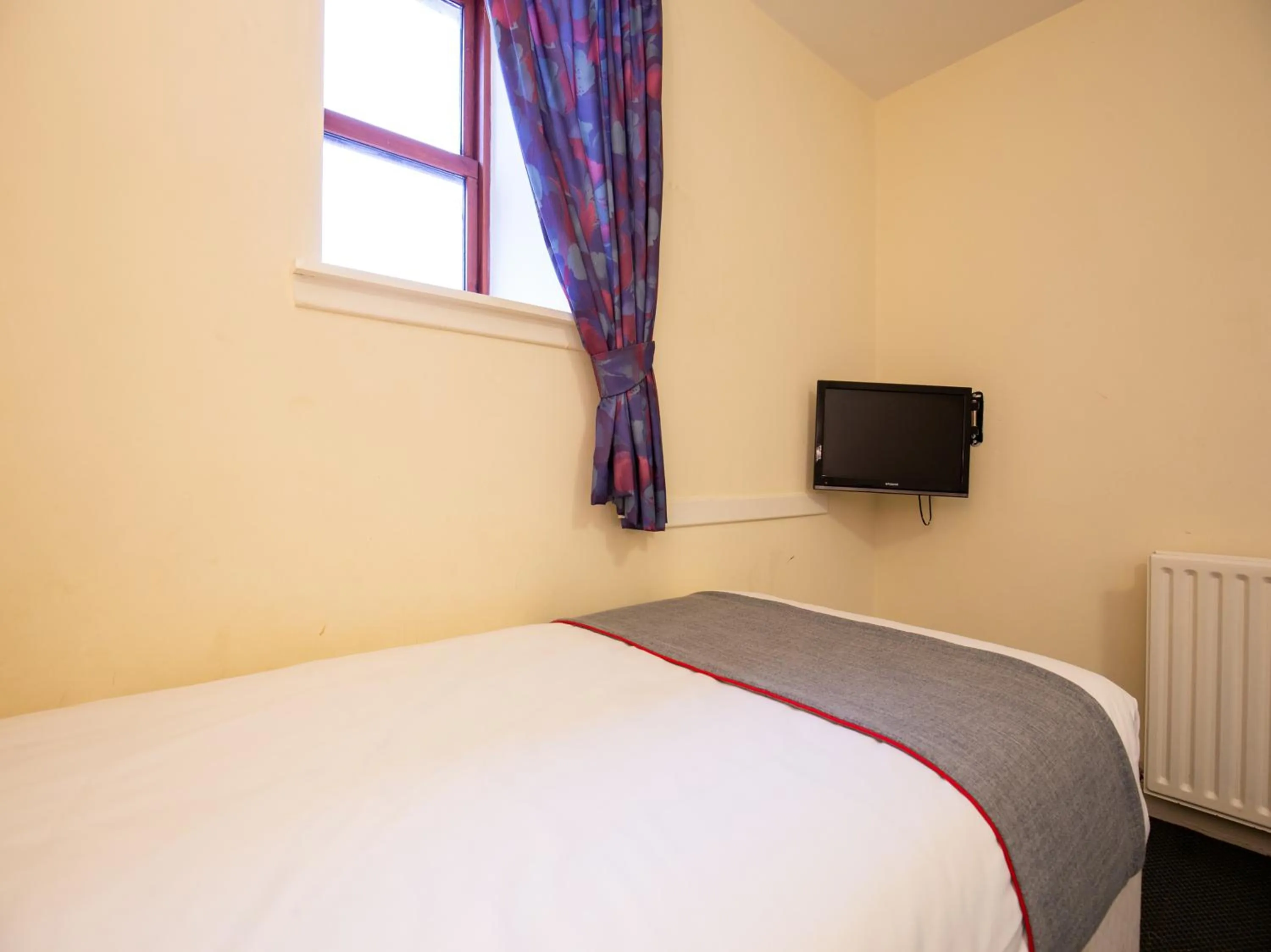 Bedroom, Bed in Longforgan Coaching Inn