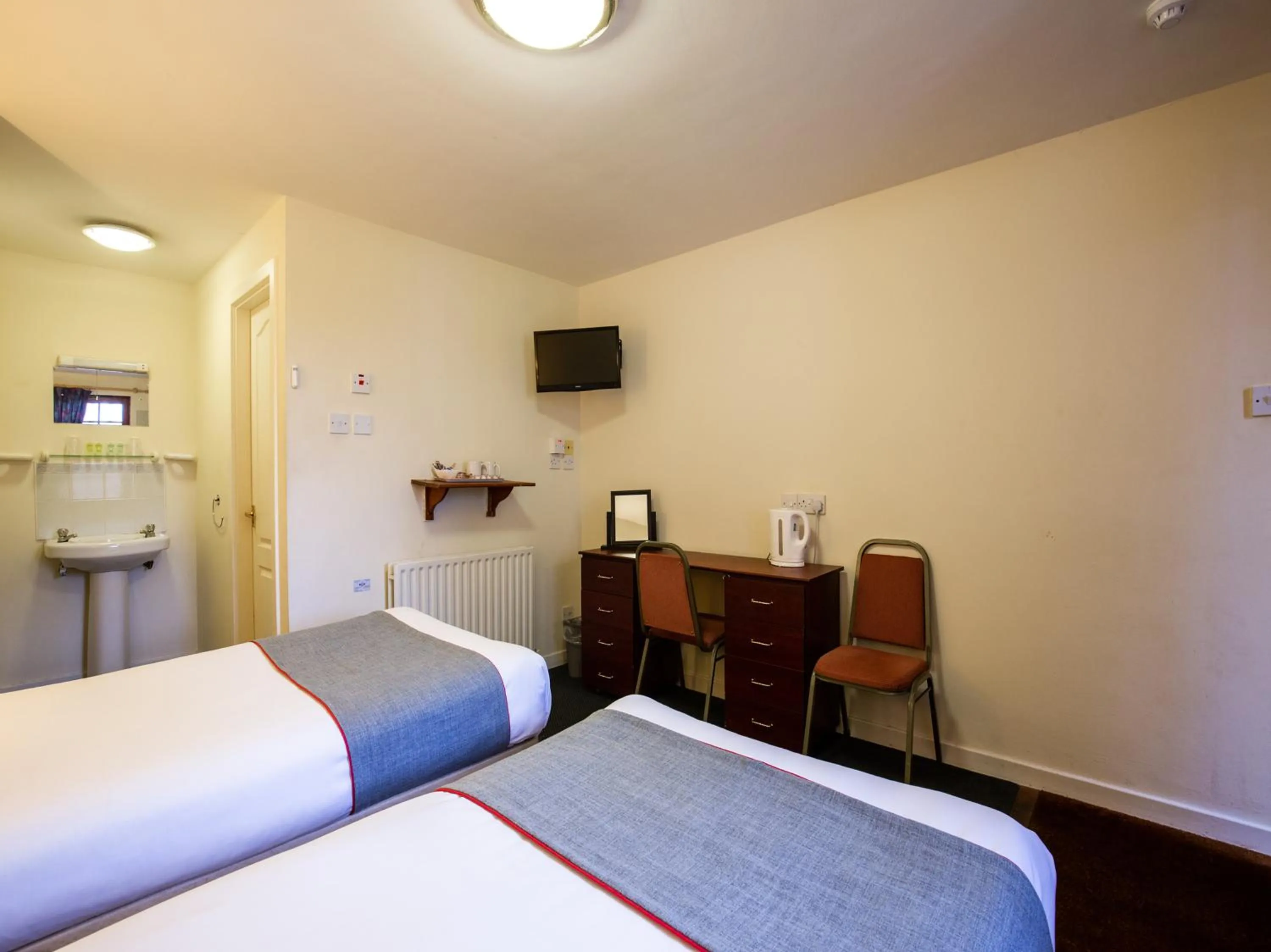 Bedroom, Bed in Longforgan Coaching Inn
