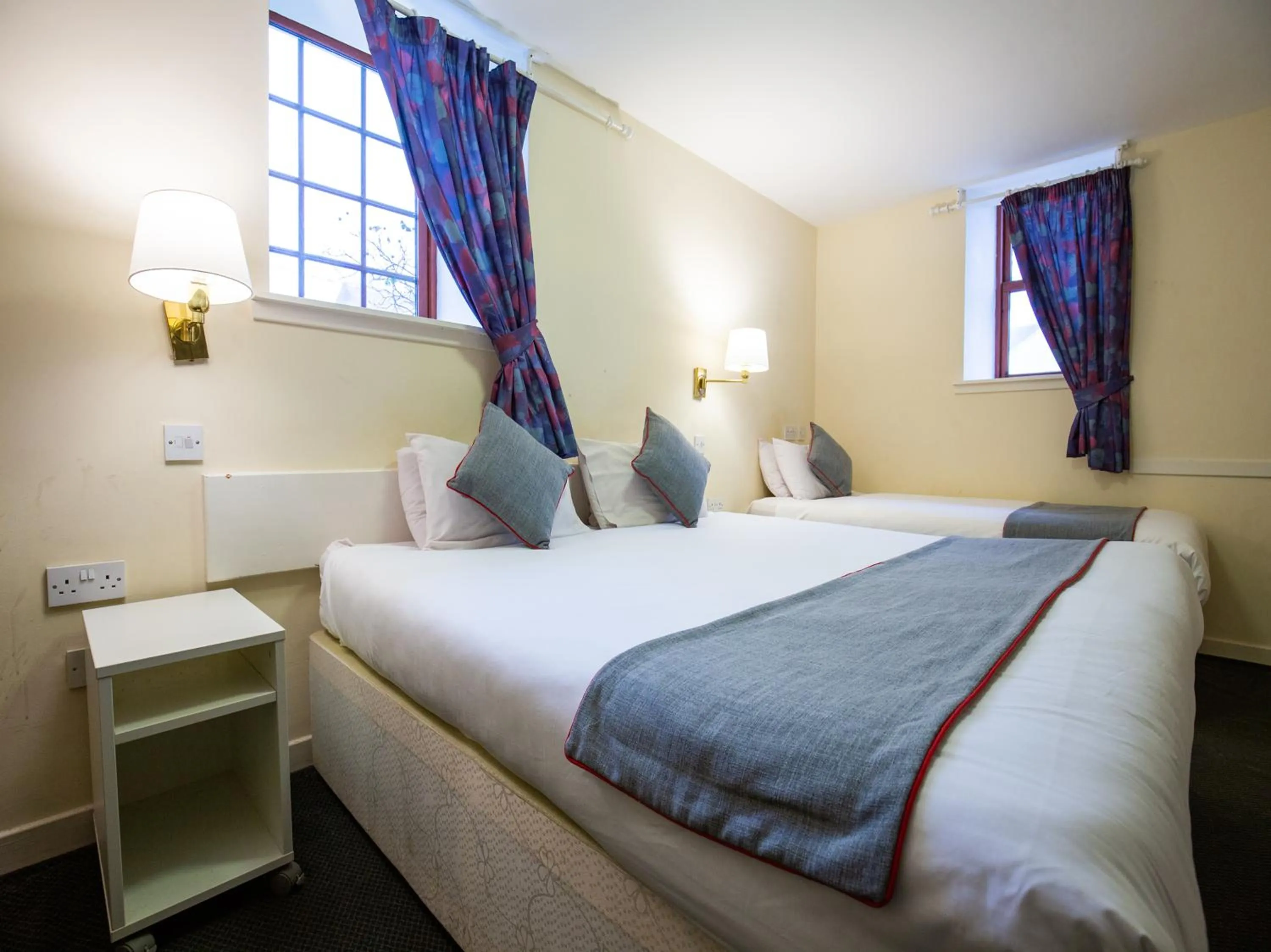 Bedroom, Bed in Longforgan Coaching Inn