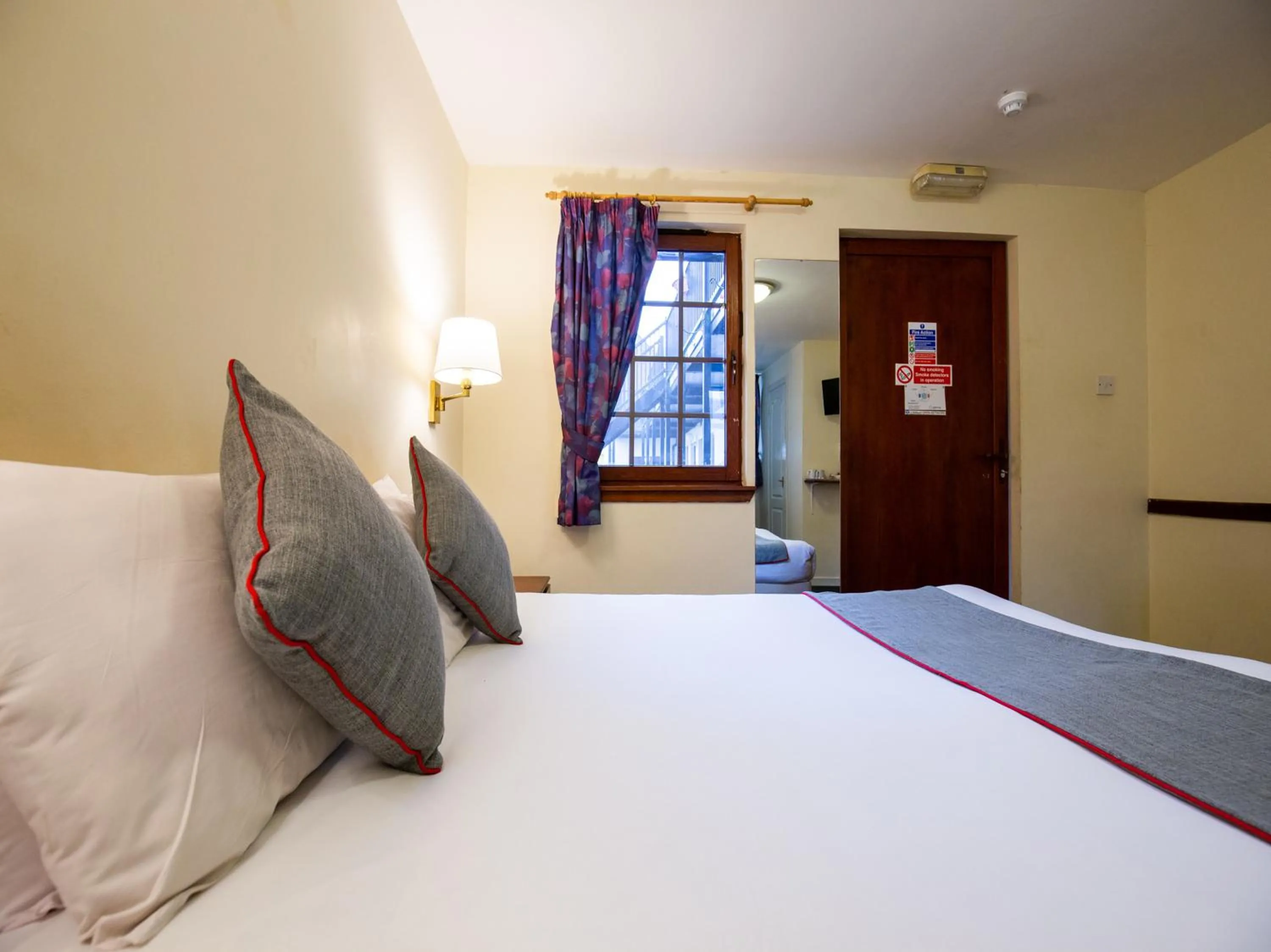 Bed in Longforgan Coaching Inn