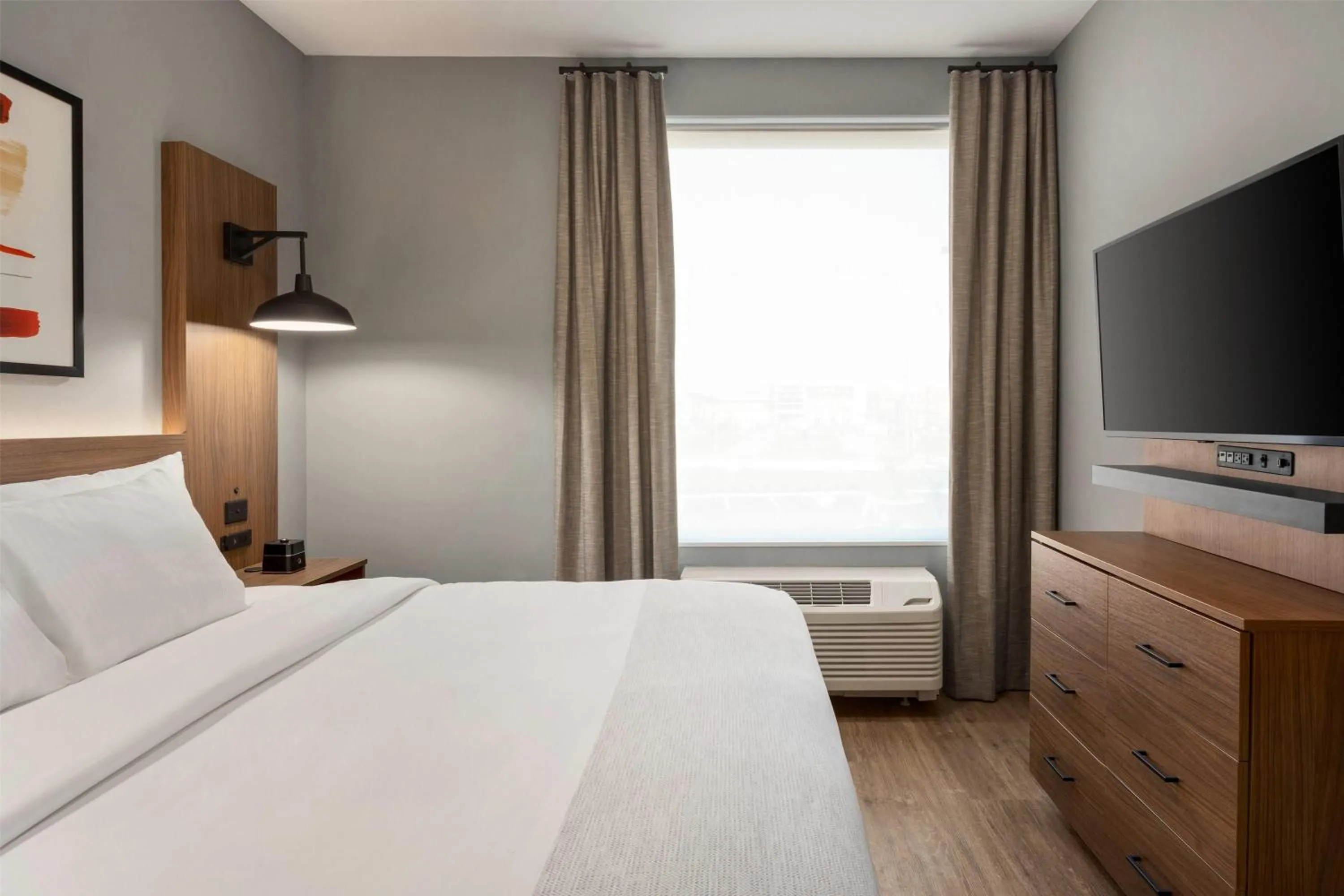 Photo of the whole room, Bed in La Quinta Inn & Suites by Wyndham Mount Laurel Moorestown