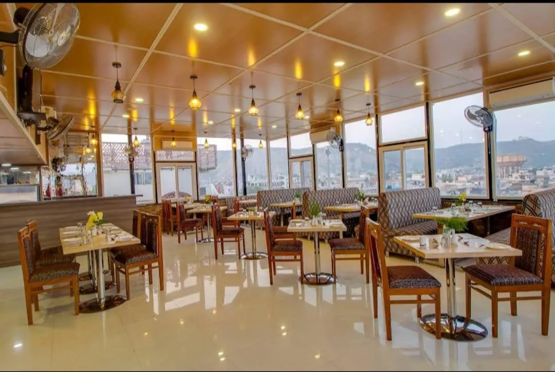 Restaurant/places to eat in Jasoda Heritage Hotel Near Hawa Mahal