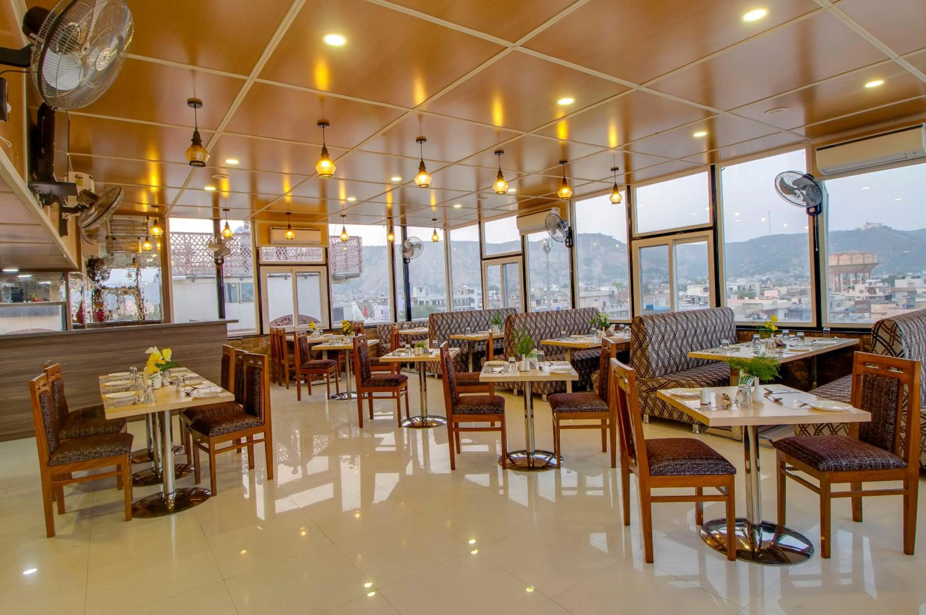 Restaurant/places to eat in Jasoda Heritage Hotel Near Hawa Mahal