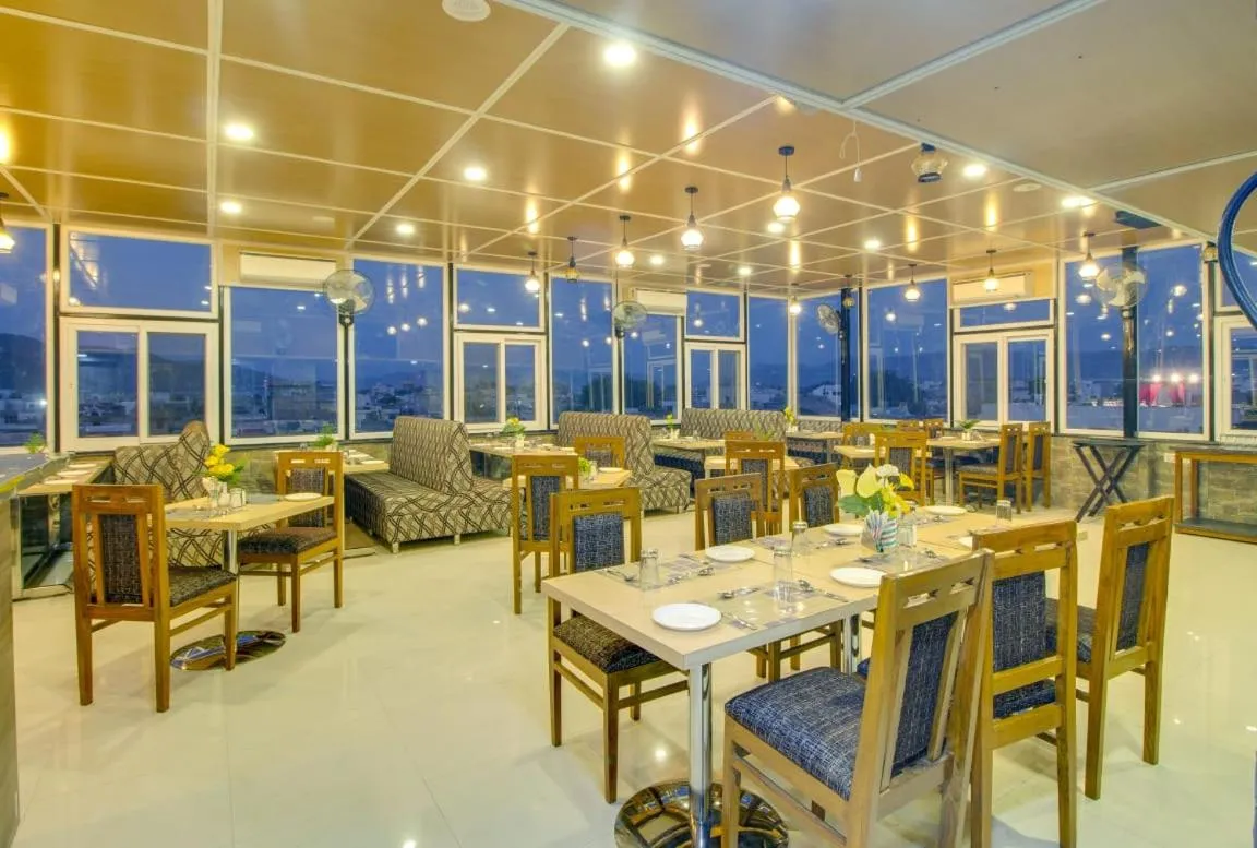 Restaurant/places to eat in Jasoda Heritage Hotel Near Hawa Mahal