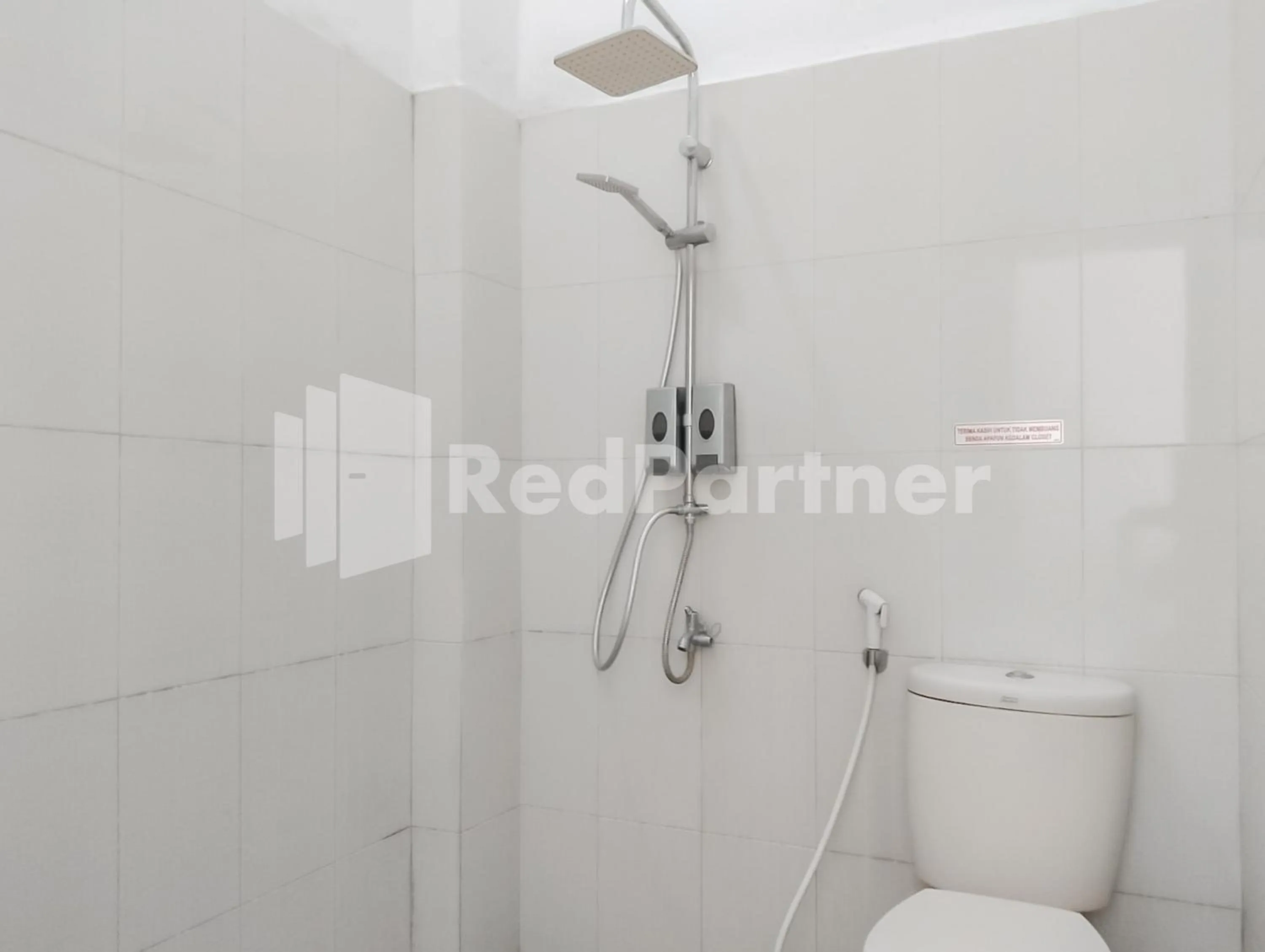 Bathroom in Khayrizsan Guest House Mitra RedDoorz