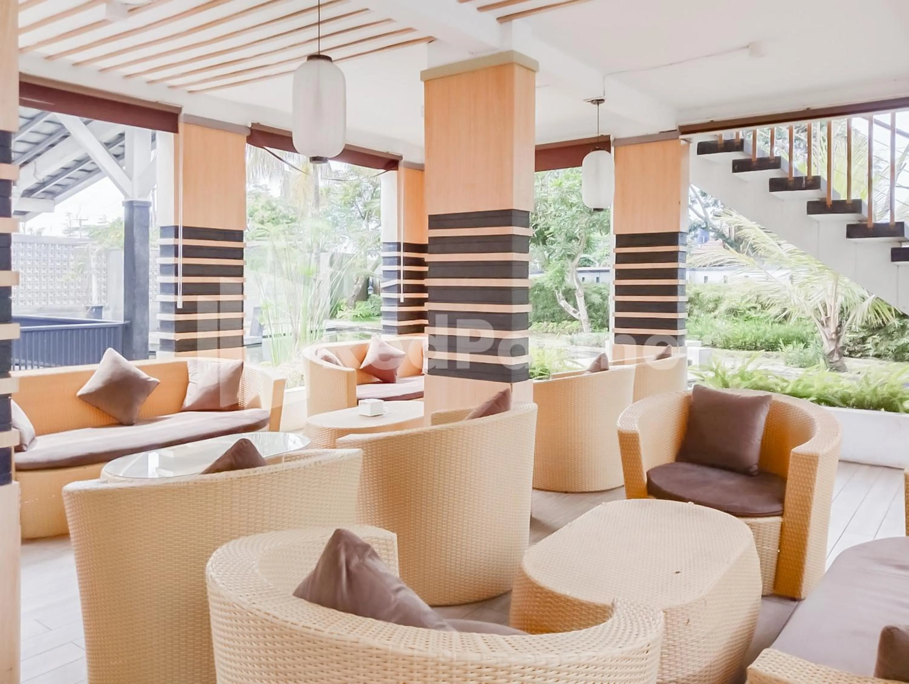 Seating area in Khayrizsan Guest House Mitra RedDoorz