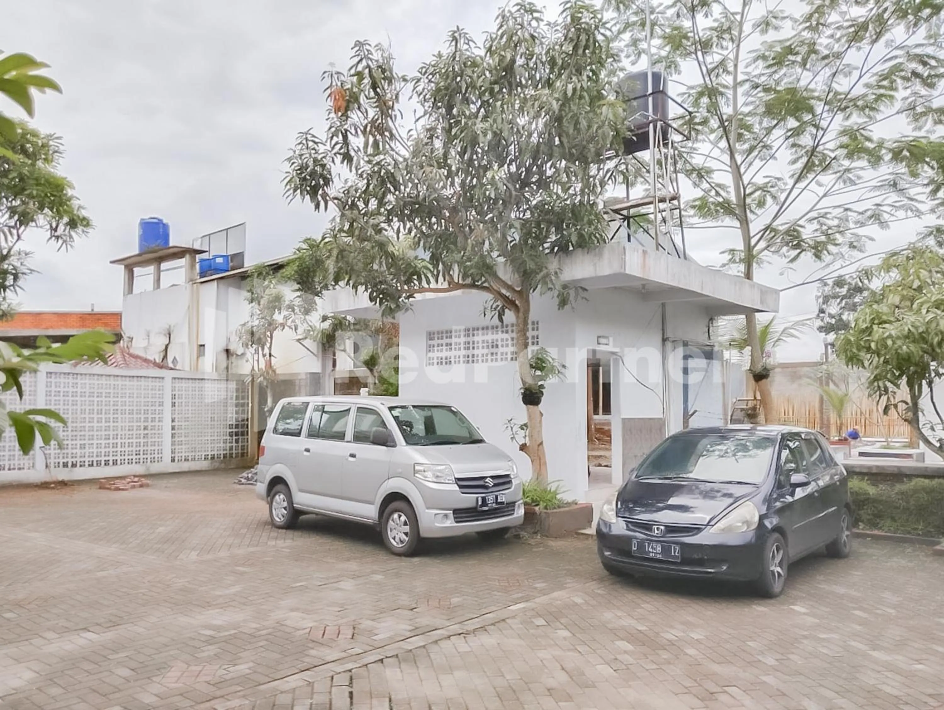 Parking in Khayrizsan Guest House Mitra RedDoorz