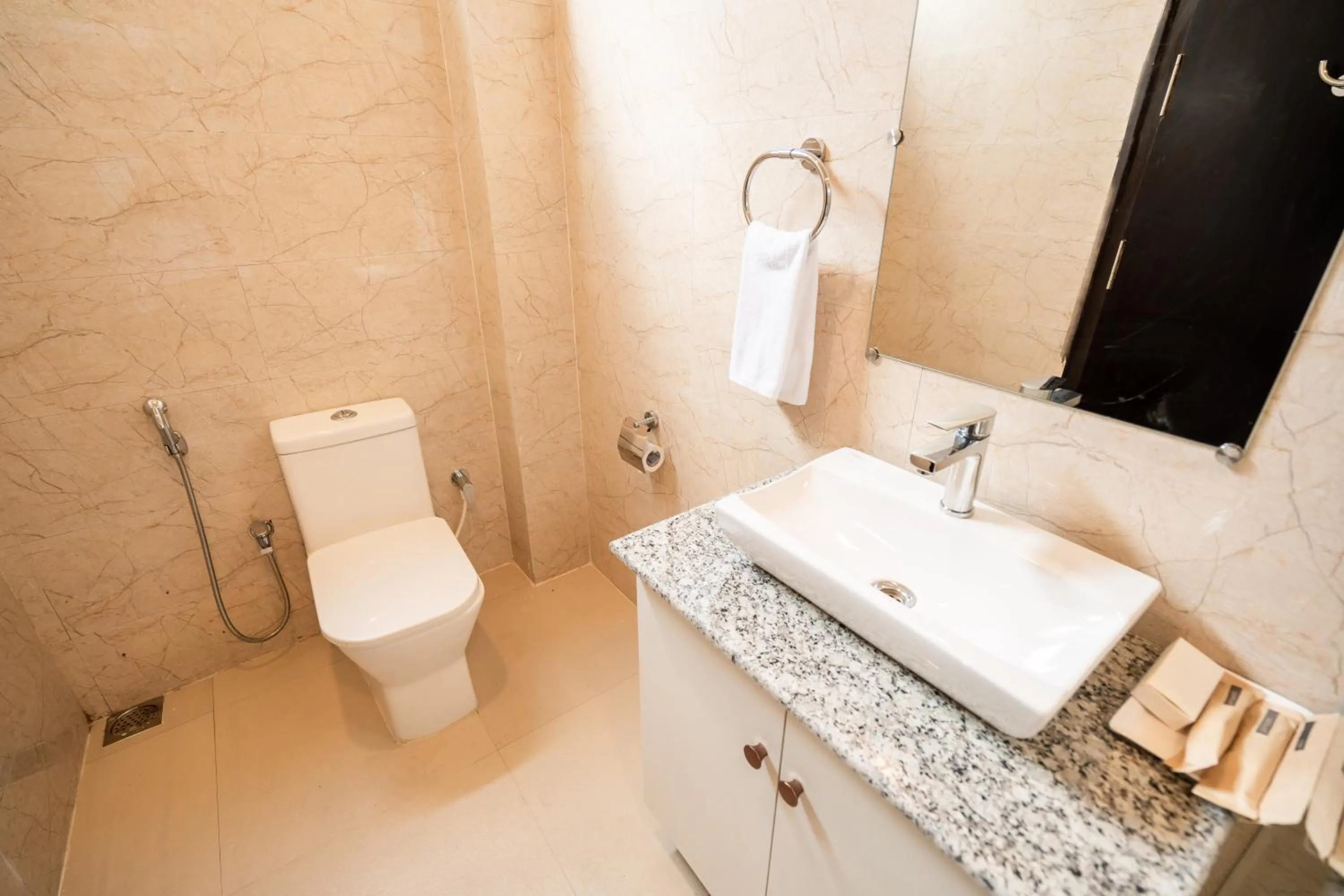 Toilet in ROYALE LALAWI HOTEL