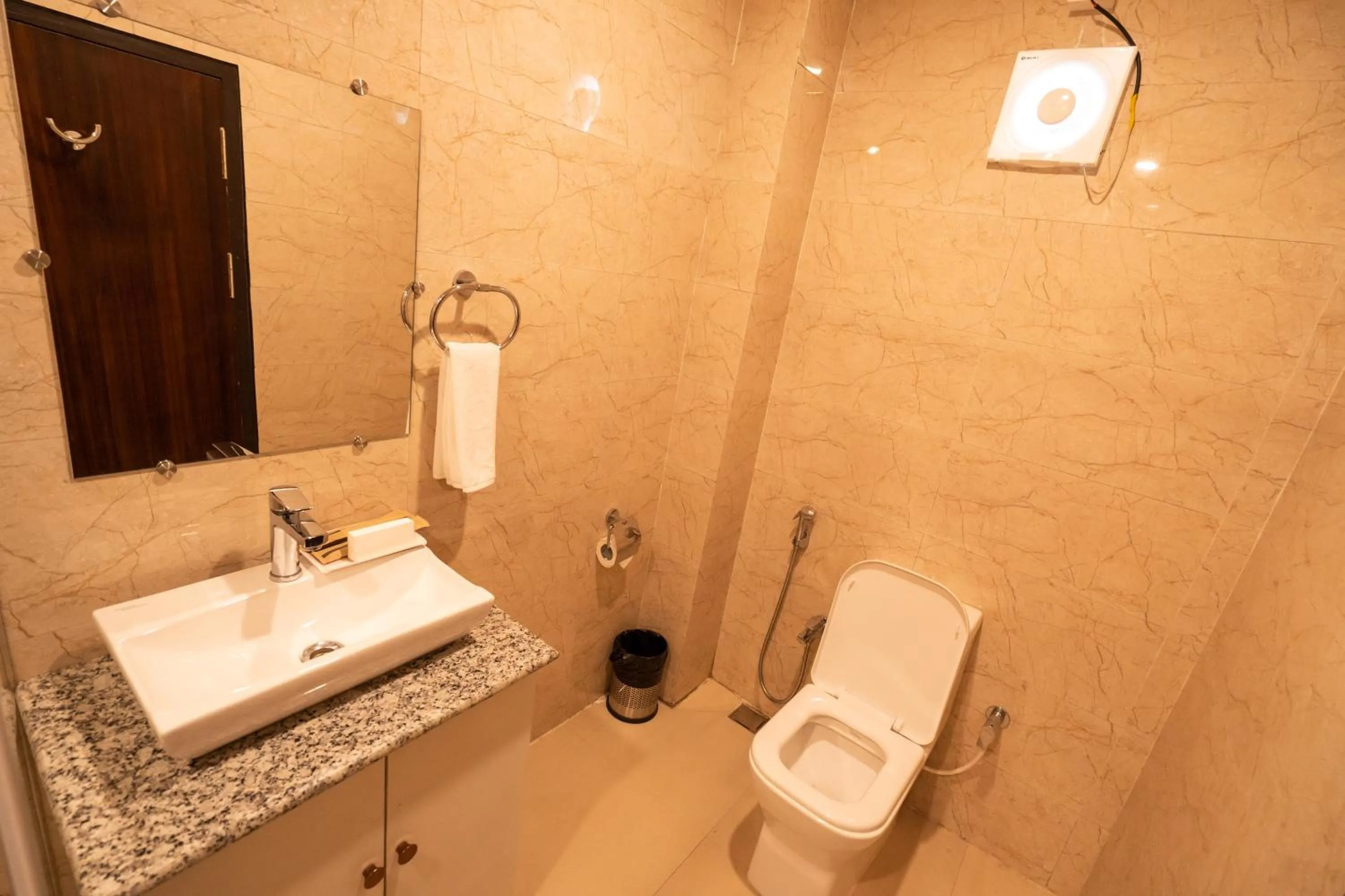 Toilet in ROYALE LALAWI HOTEL