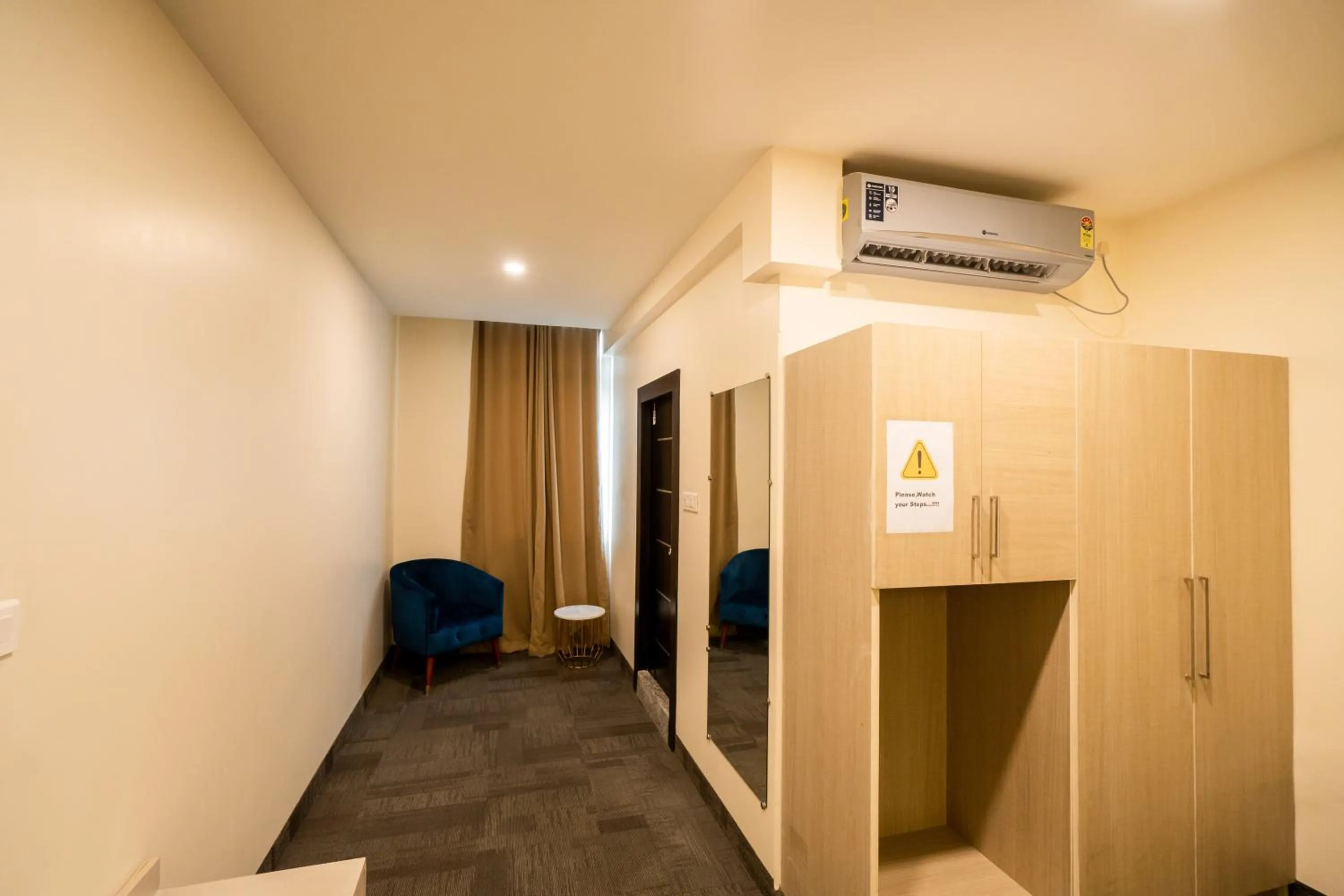 wardrobe in ROYALE LALAWI HOTEL