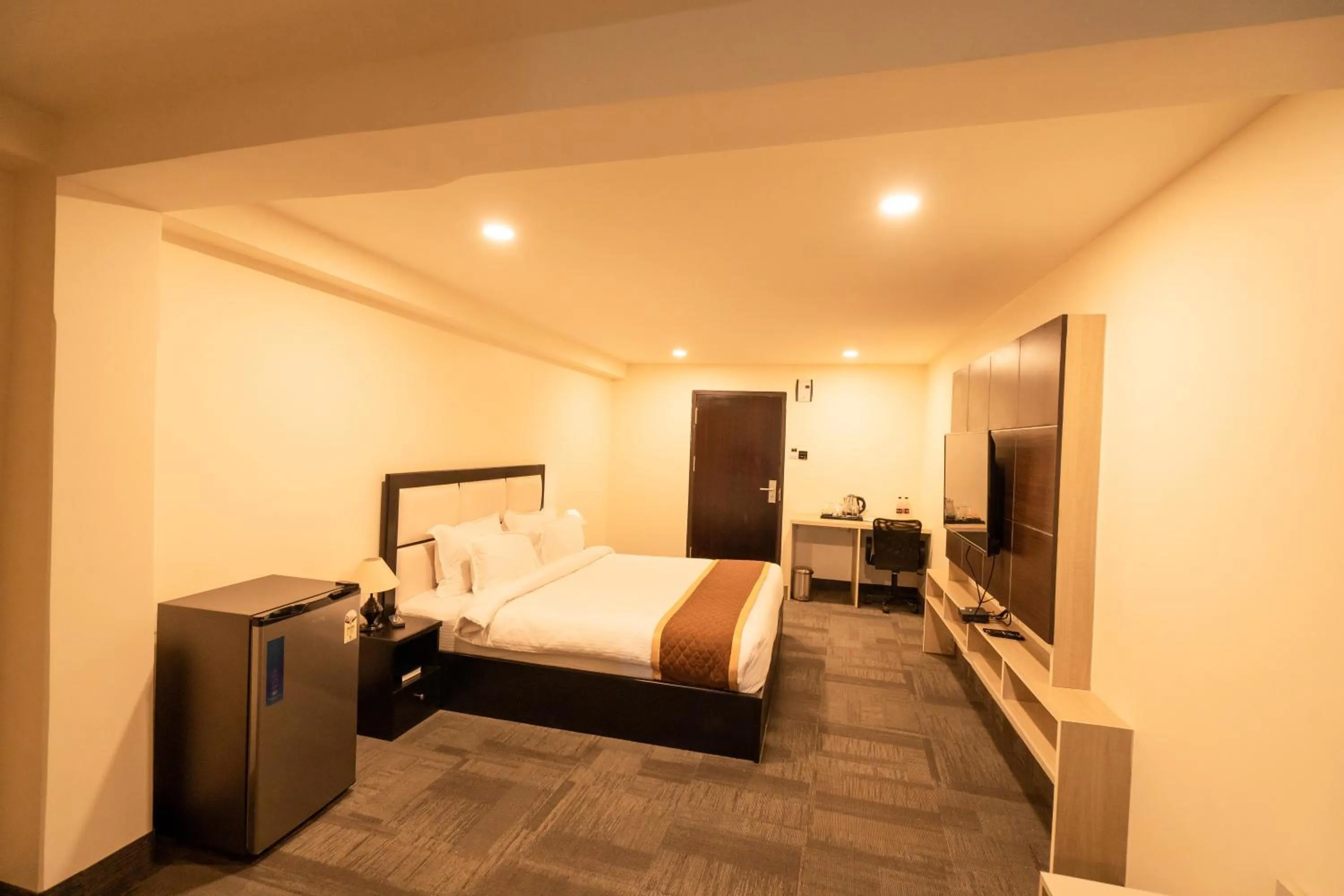 Communal lounge/ TV room, Bed in ROYALE LALAWI HOTEL