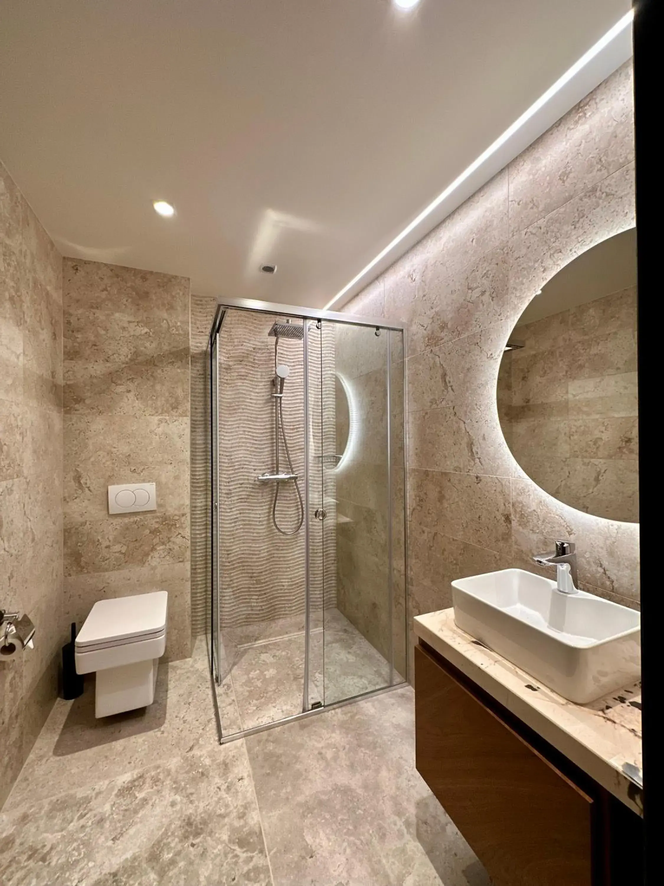 King Room with Balcony in Hôtel Restaurant & Spa Les Planets King Room with Balcony in Hôtel Restaurant & Spa Les Planets