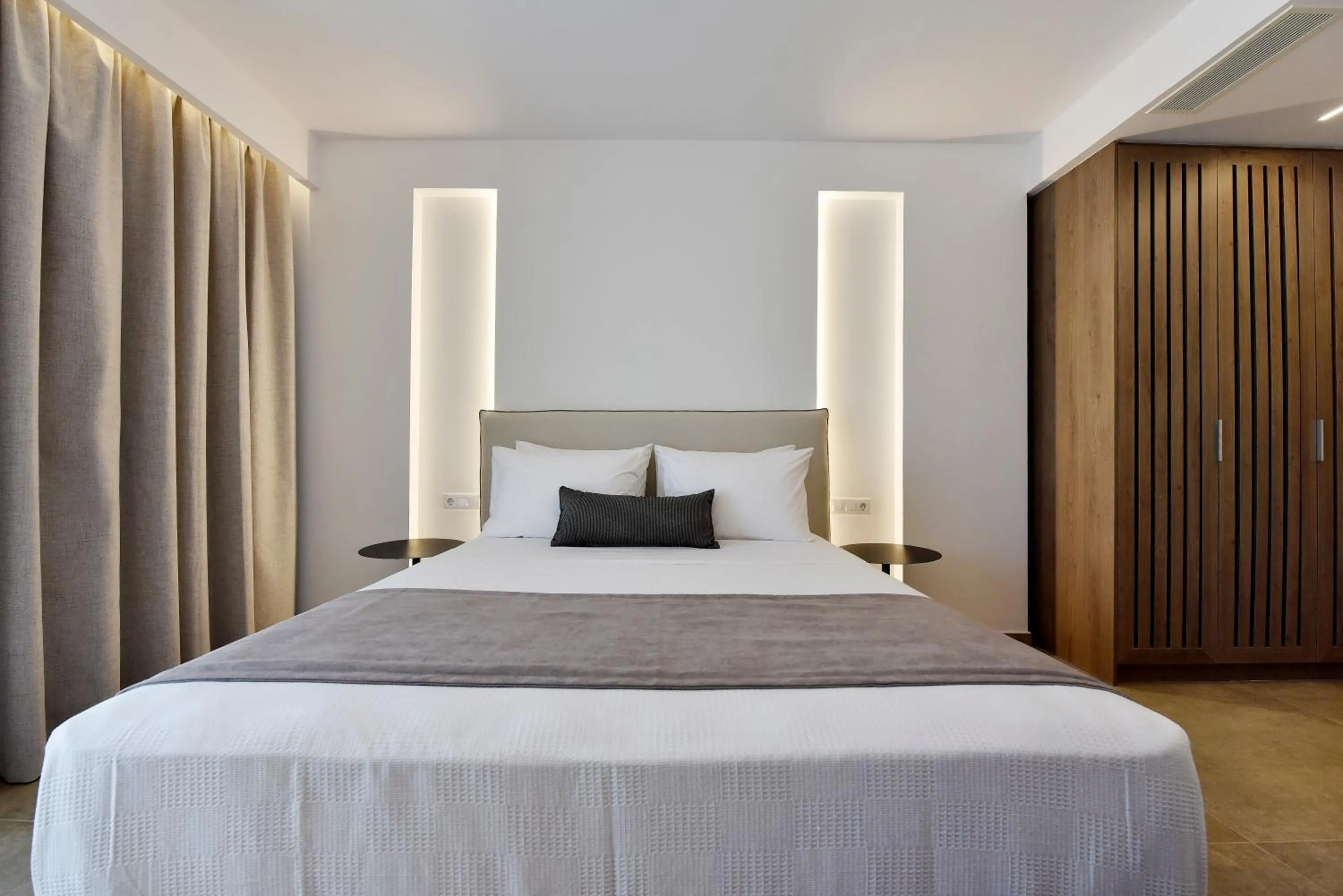 Bed in Anais Milos Suites